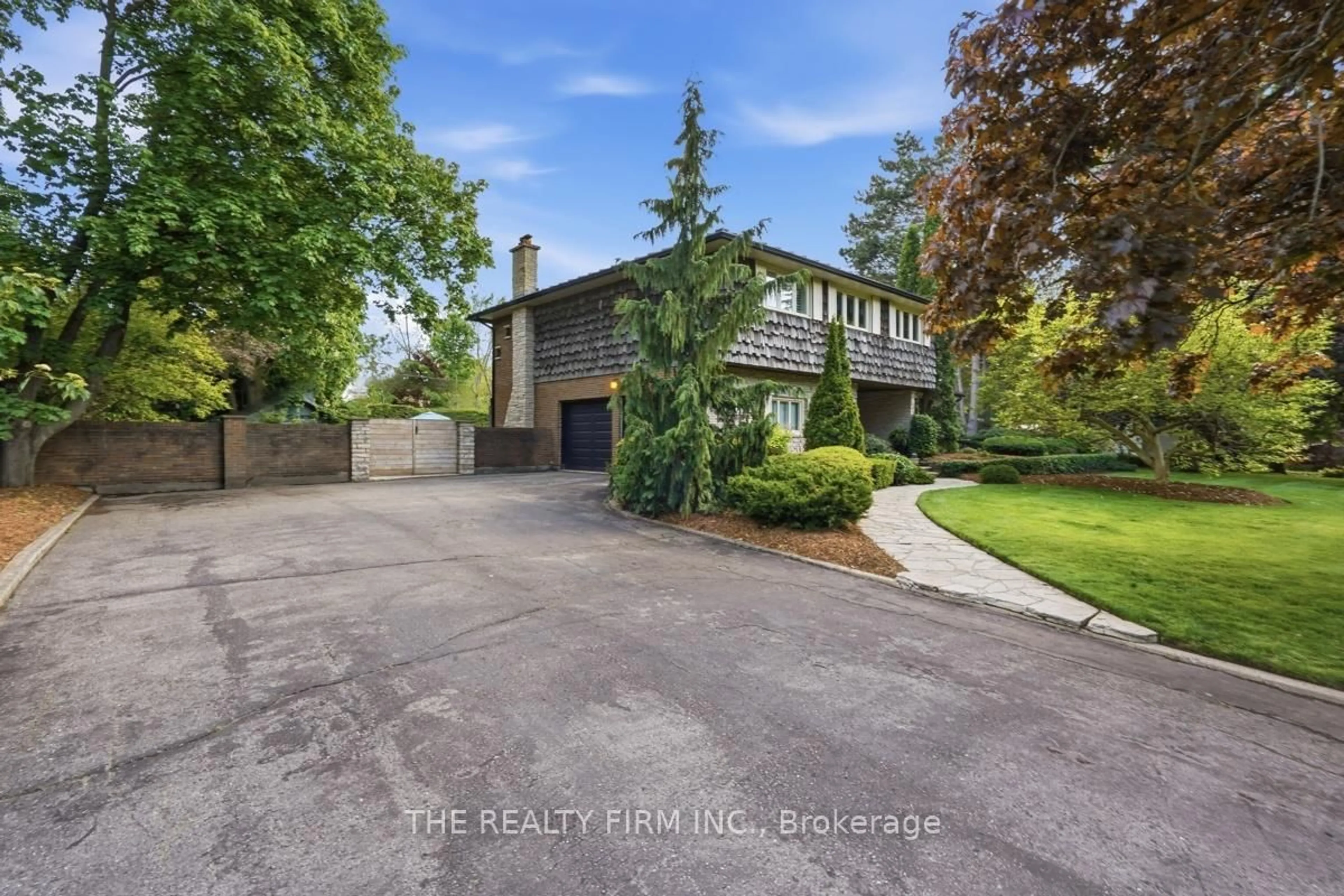 A pic from outside/outdoor area/front of a property/back of a property/a pic from drone, street for 27 Redford Rd, London North Ontario N5X 3V5