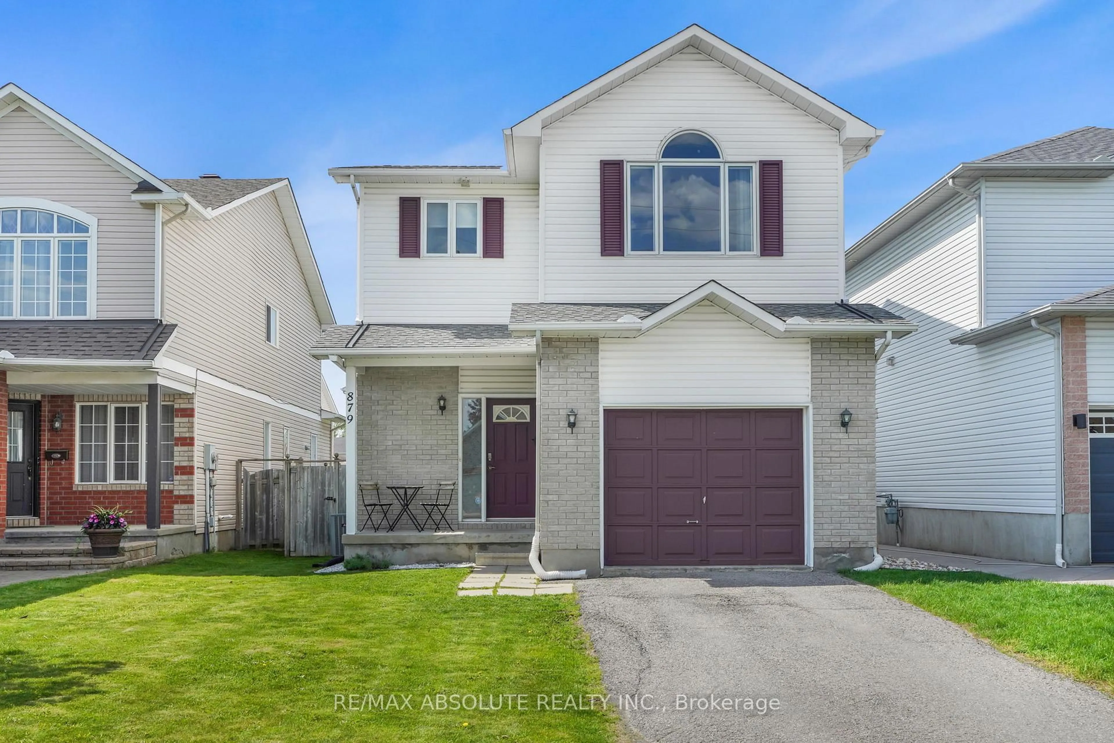 Home with vinyl exterior material, street for 879 Paradise Cres, Ottawa Ontario K4A 3S4