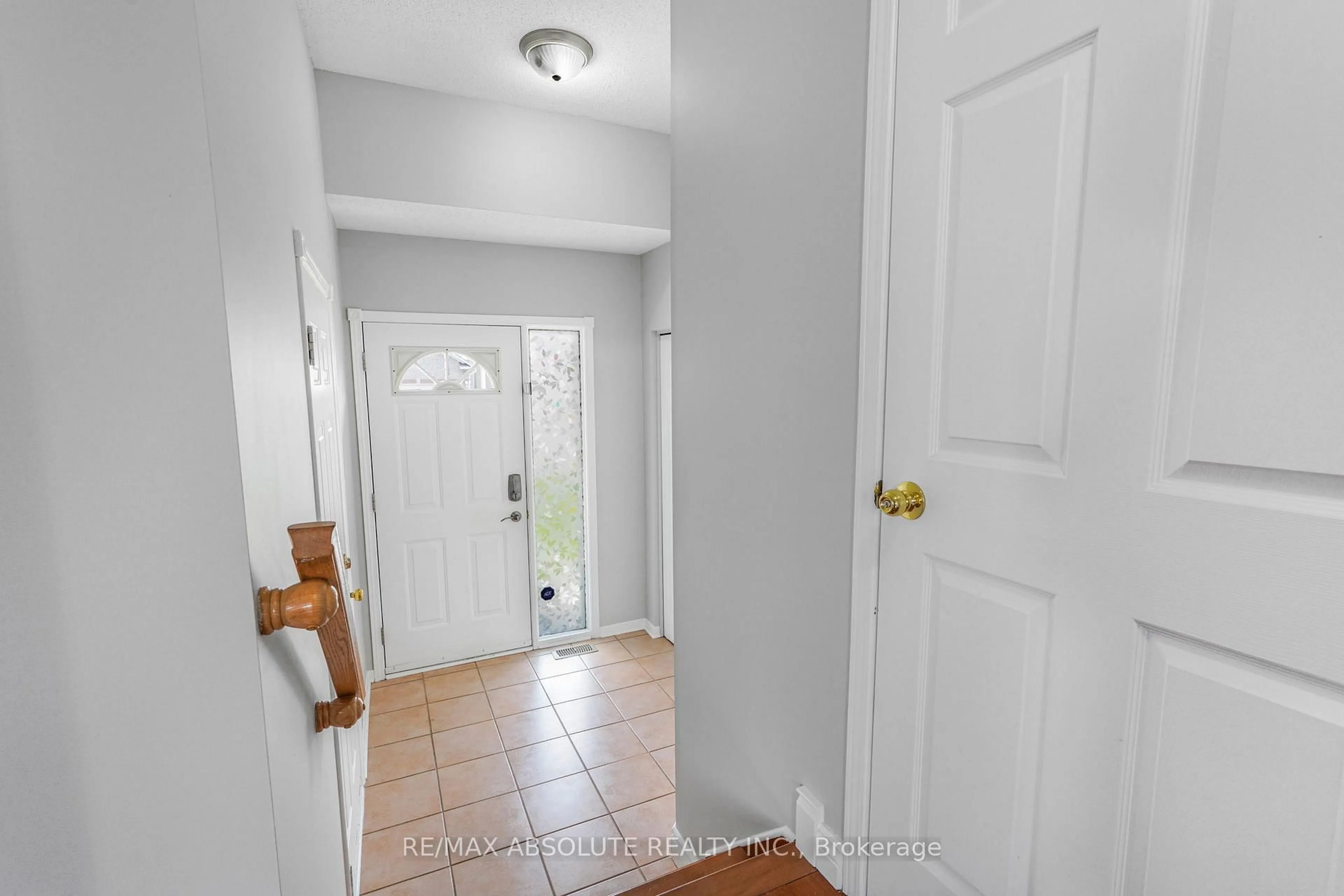 Indoor entryway for 879 Paradise Cres, Ottawa Ontario K4A 3S4