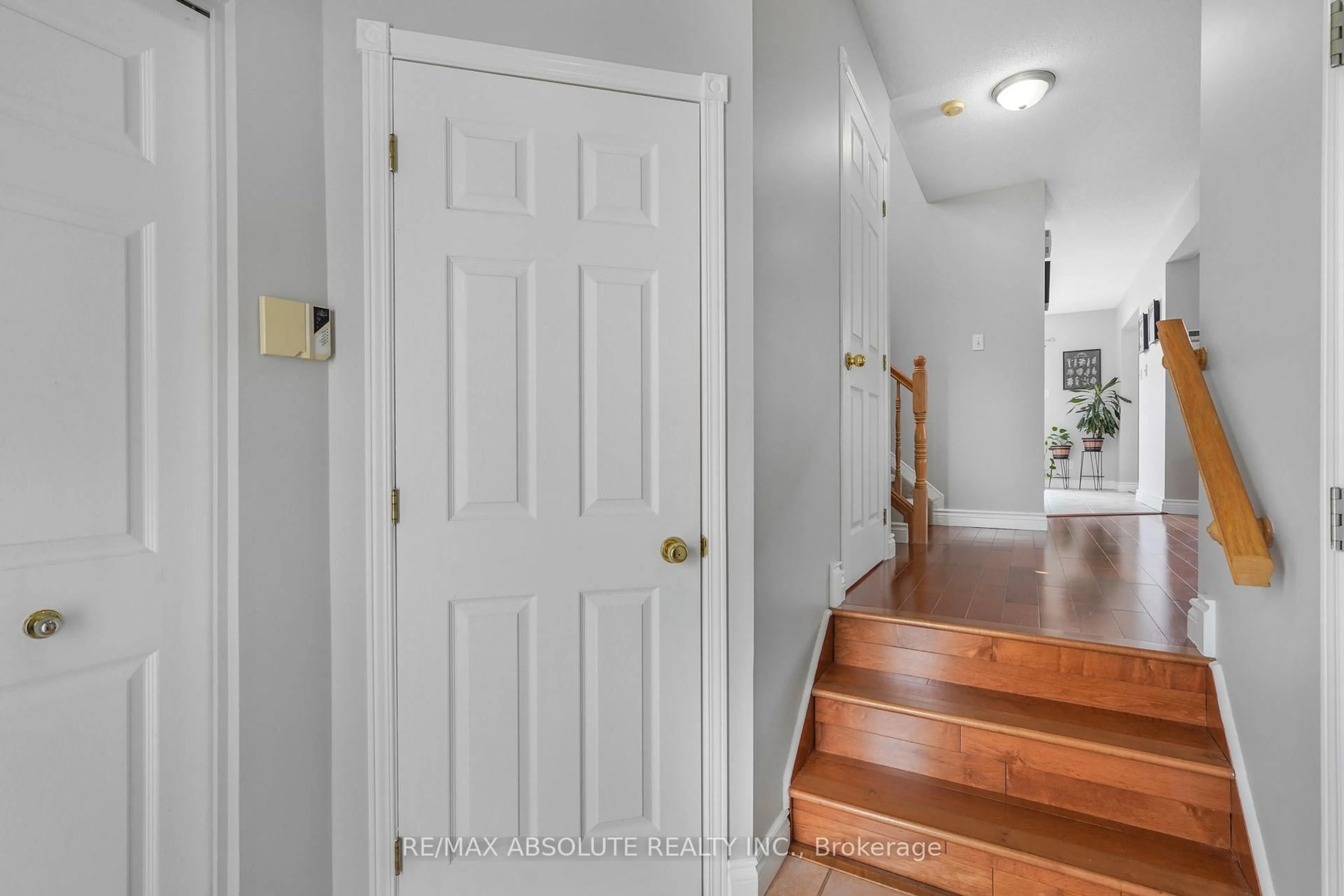 Unknown for 879 Paradise Cres, Ottawa Ontario K4A 3S4