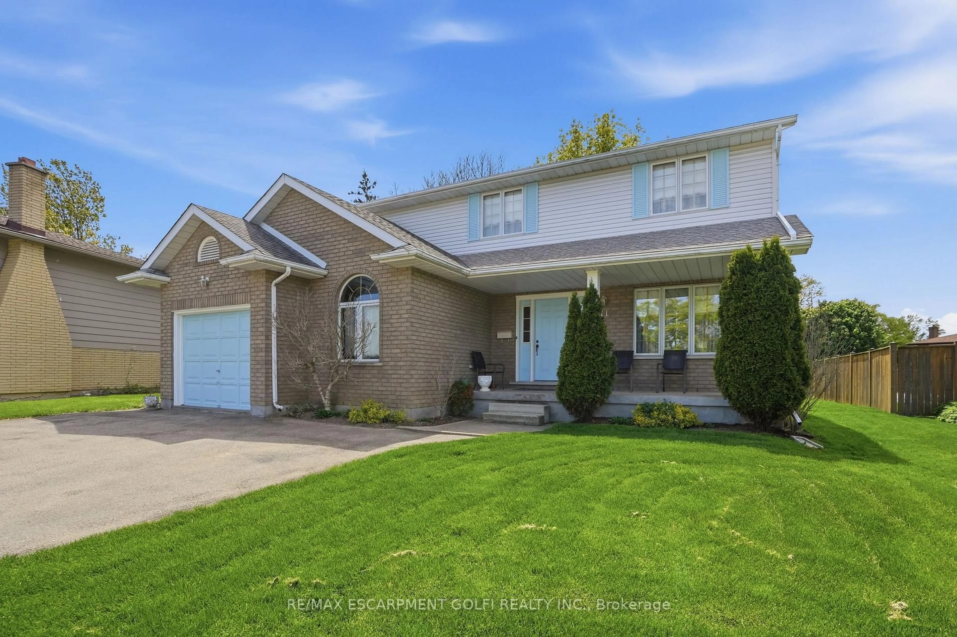 Home with vinyl exterior material, street for 11 Greenbriar Crt, Welland Ontario L3C 5T7