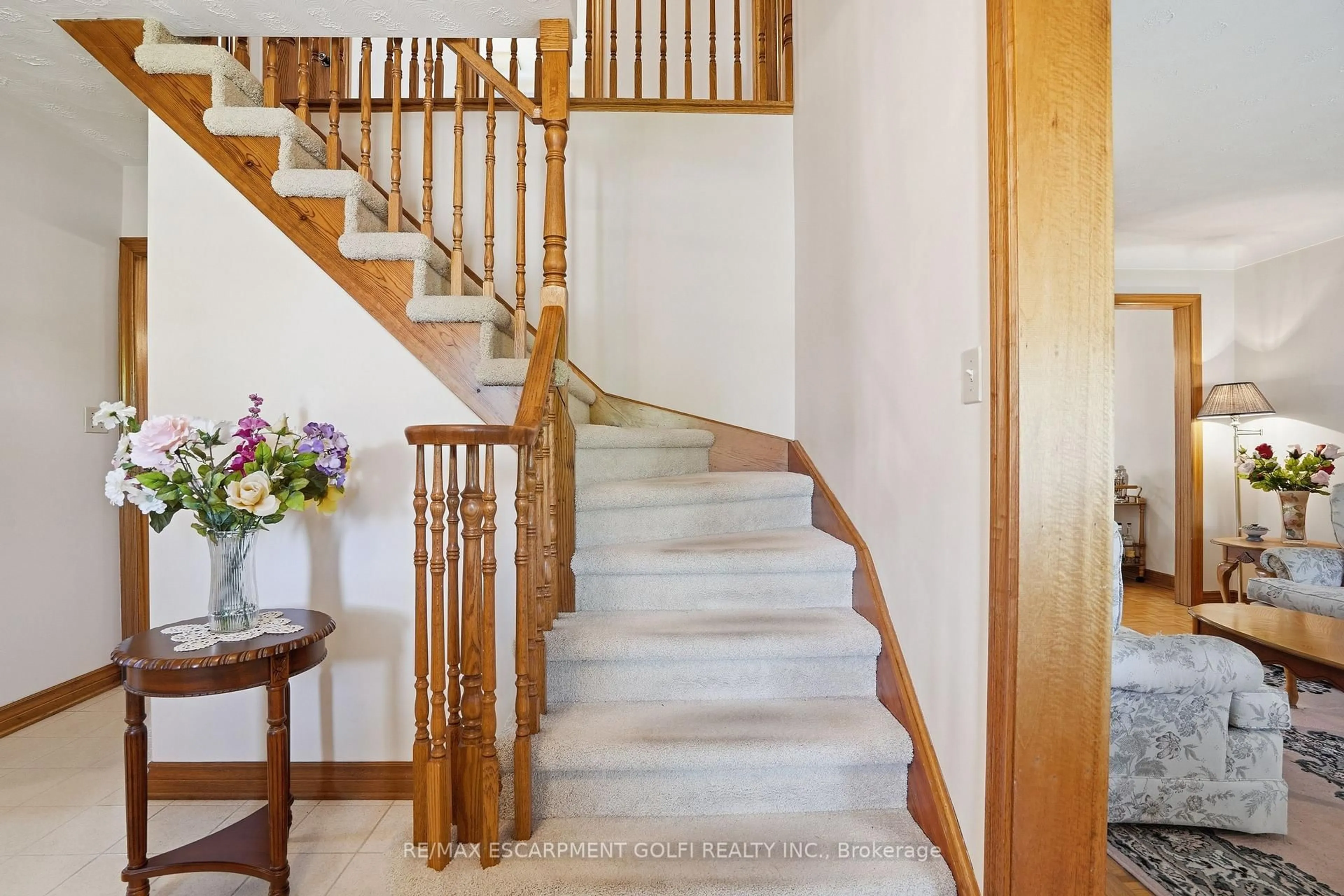 Indoor foyer for 11 Greenbriar Crt, Welland Ontario L3C 5T7