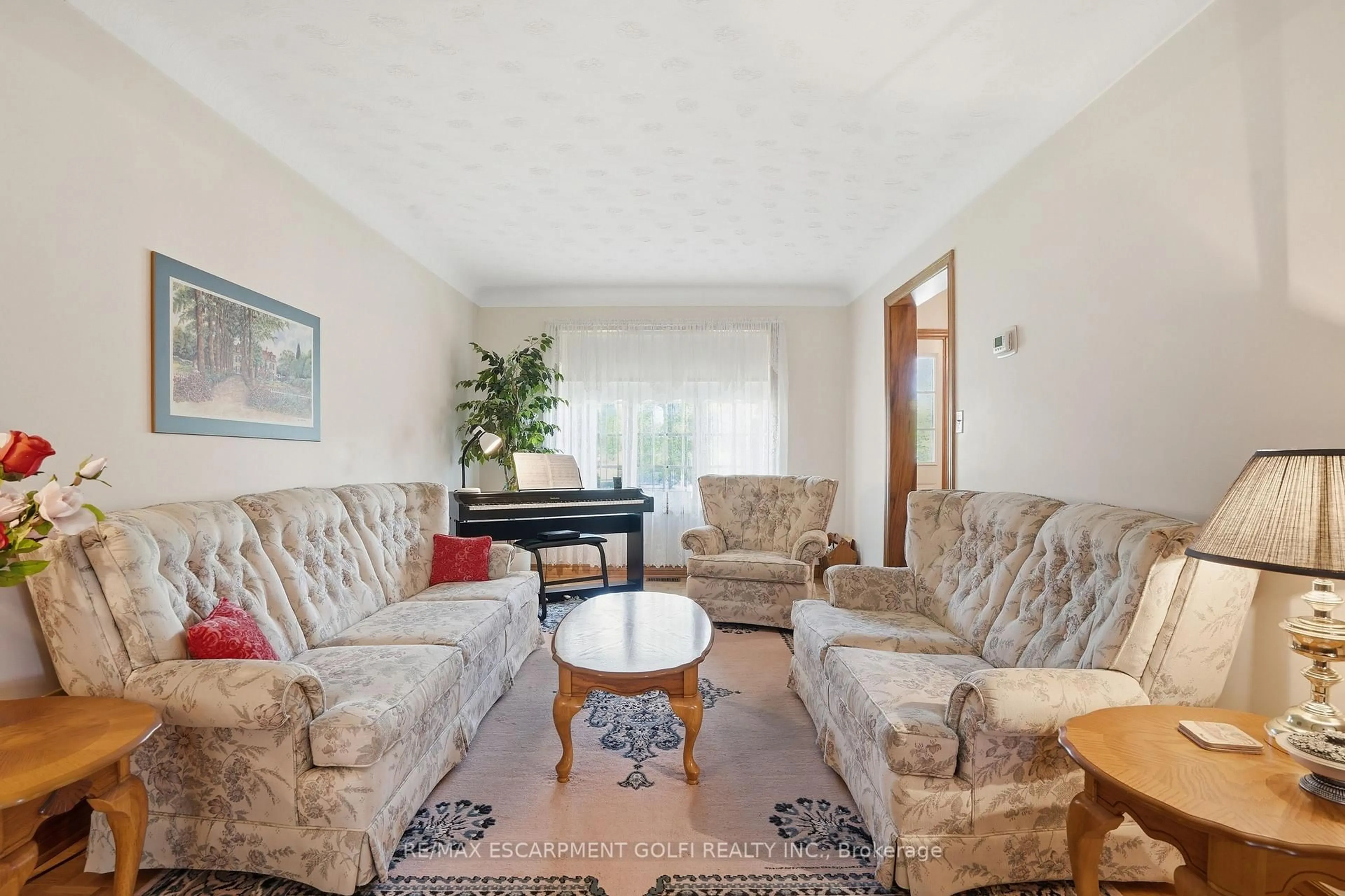 Living room with furniture, unknown for 11 Greenbriar Crt, Welland Ontario L3C 5T7