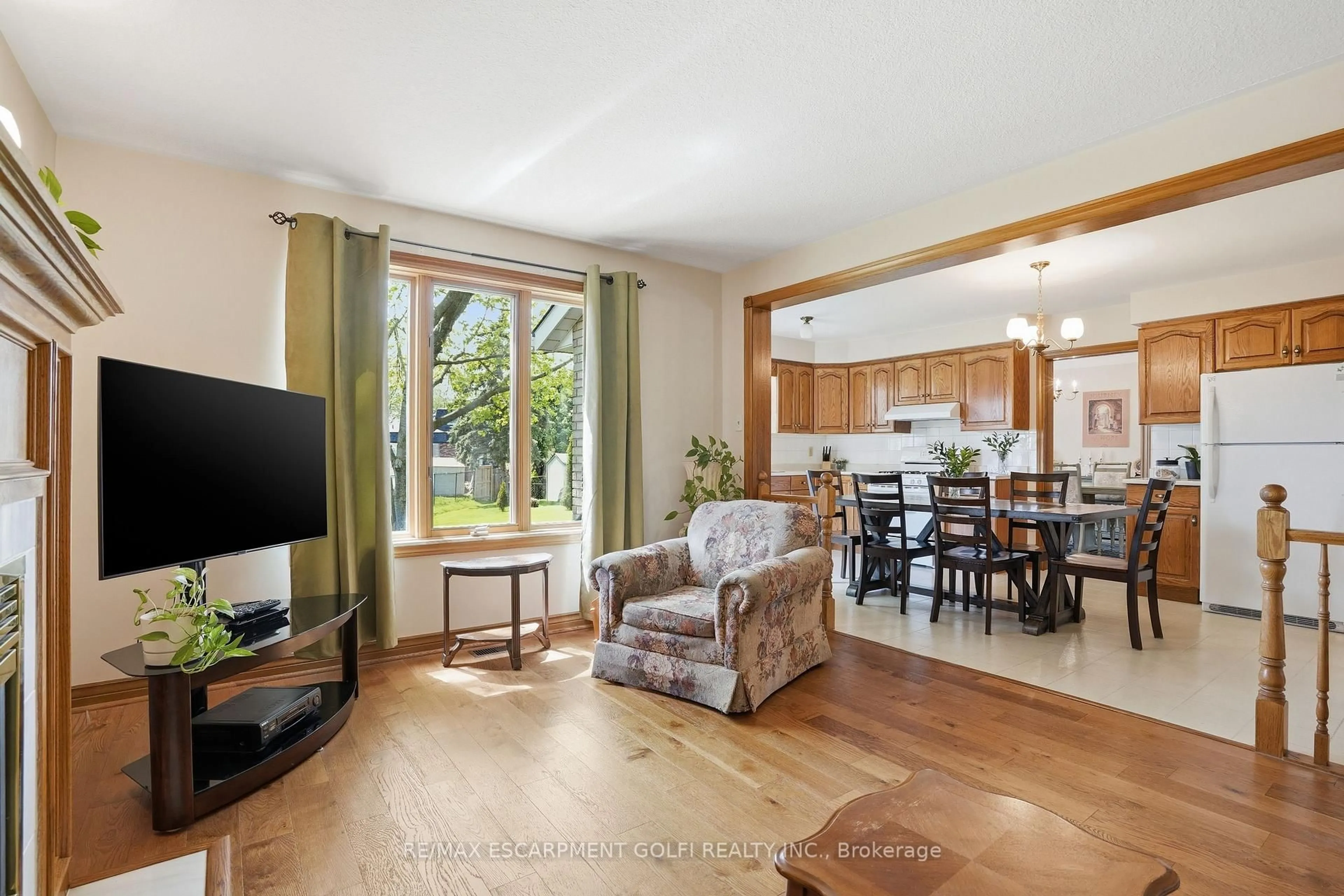Living room with furniture, unknown for 11 Greenbriar Crt, Welland Ontario L3C 5T7
