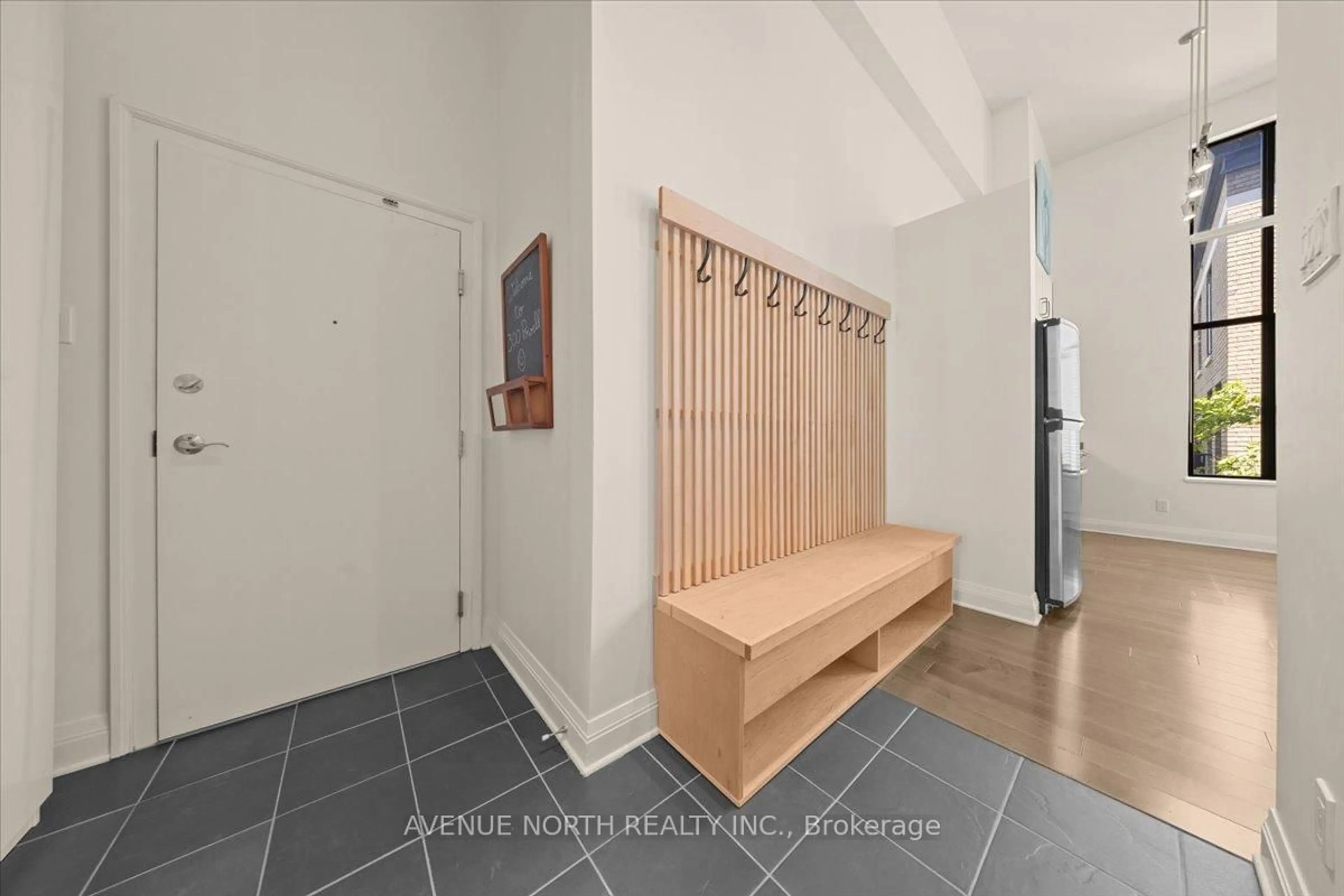 Indoor entryway for 300 Powell Ave #208, Ottawa Ontario K1S 5T3