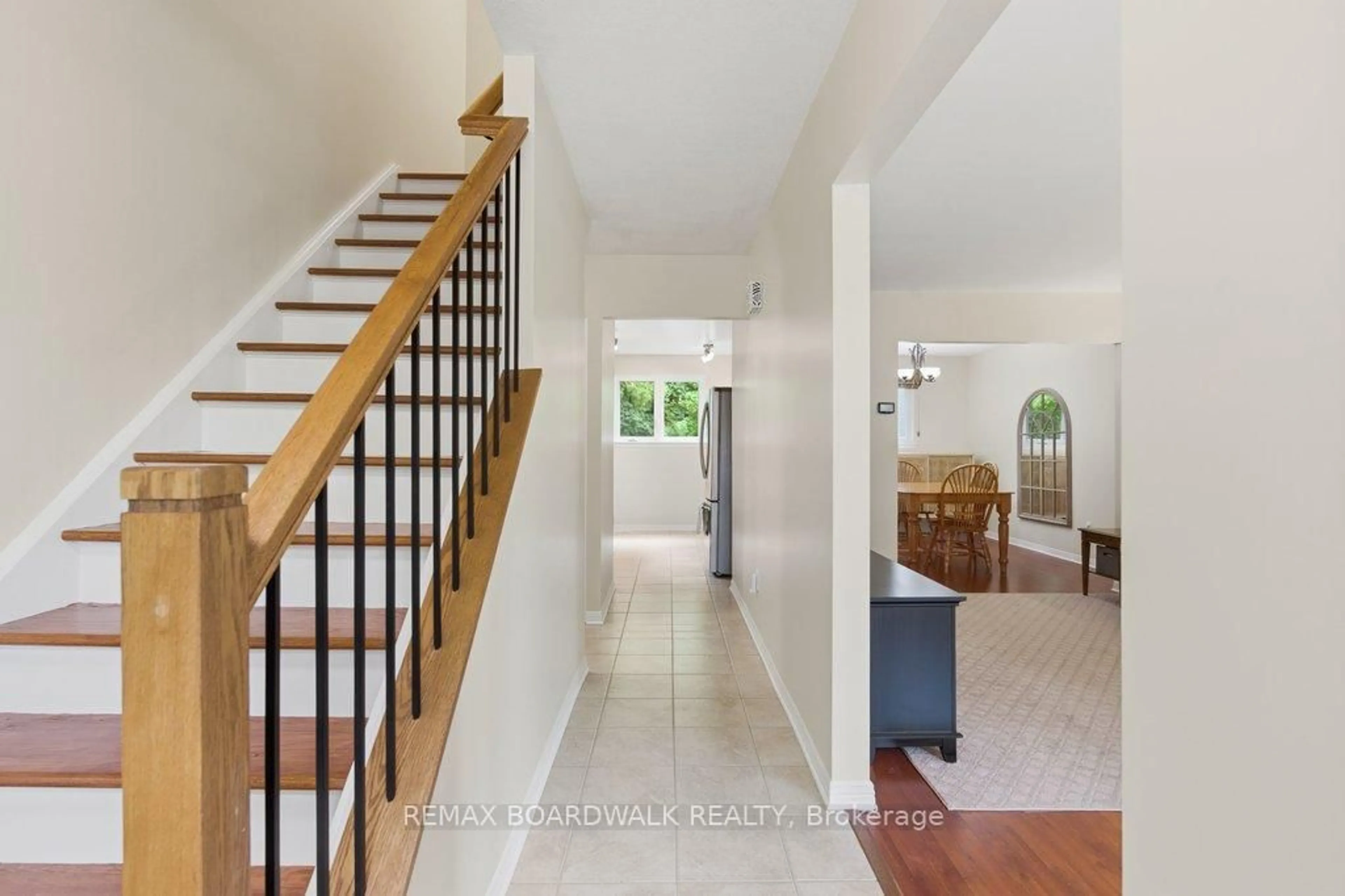 Indoor entryway for 4 Glen Park Dr, Ottawa Ontario K1B 3Z2