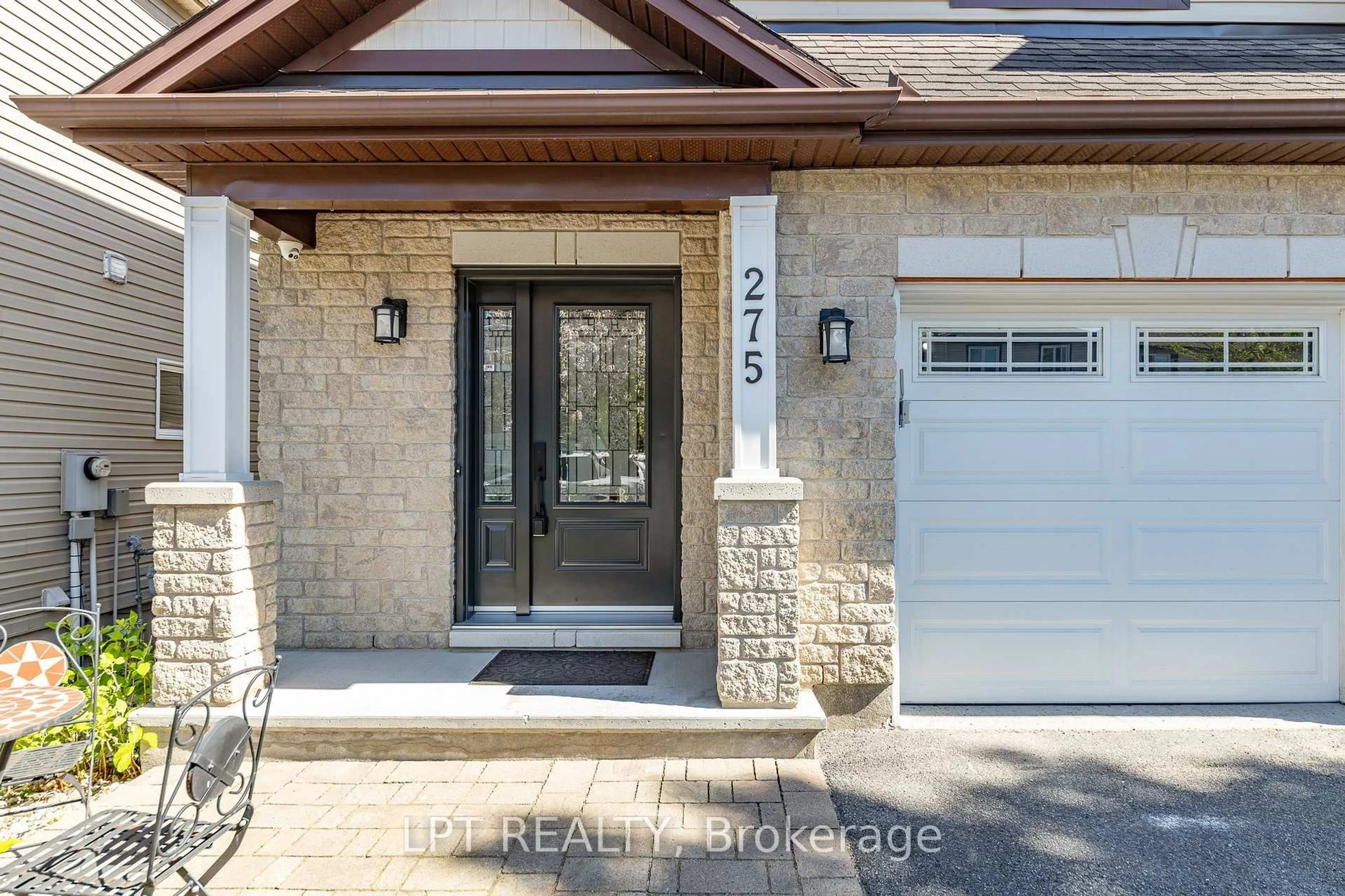 Indoor entryway for 275 Tewsley Dr, Ottawa Ontario K1V 0Y6