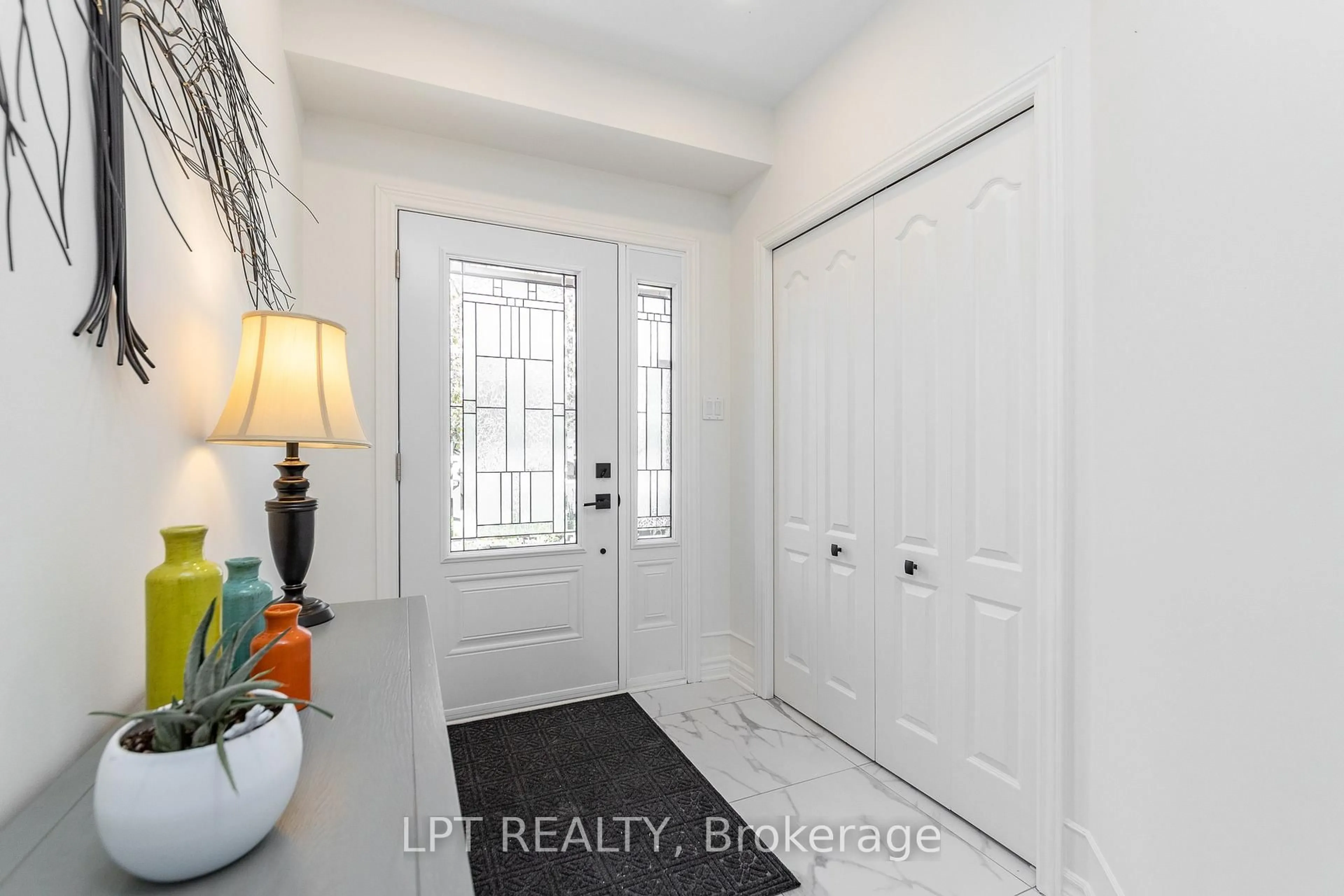 Indoor entryway for 275 Tewsley Dr, Ottawa Ontario K1V 0Y6
