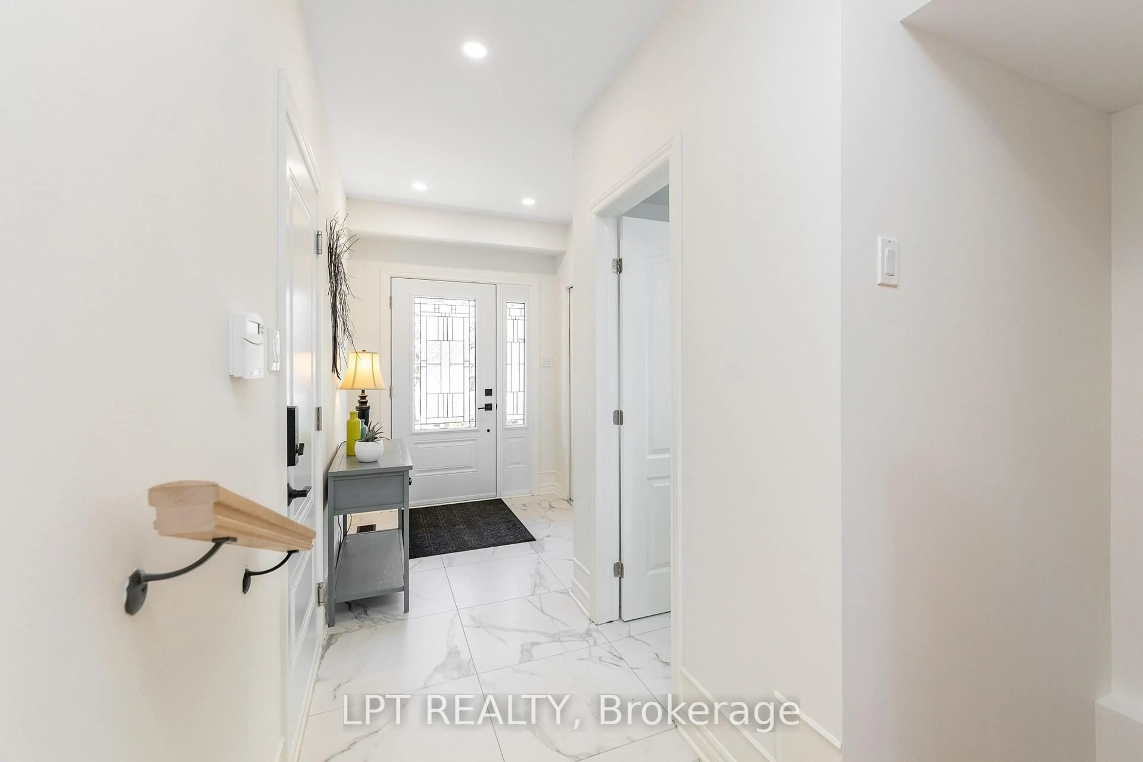 Indoor entryway for 275 Tewsley Dr, Ottawa Ontario K1V 0Y6