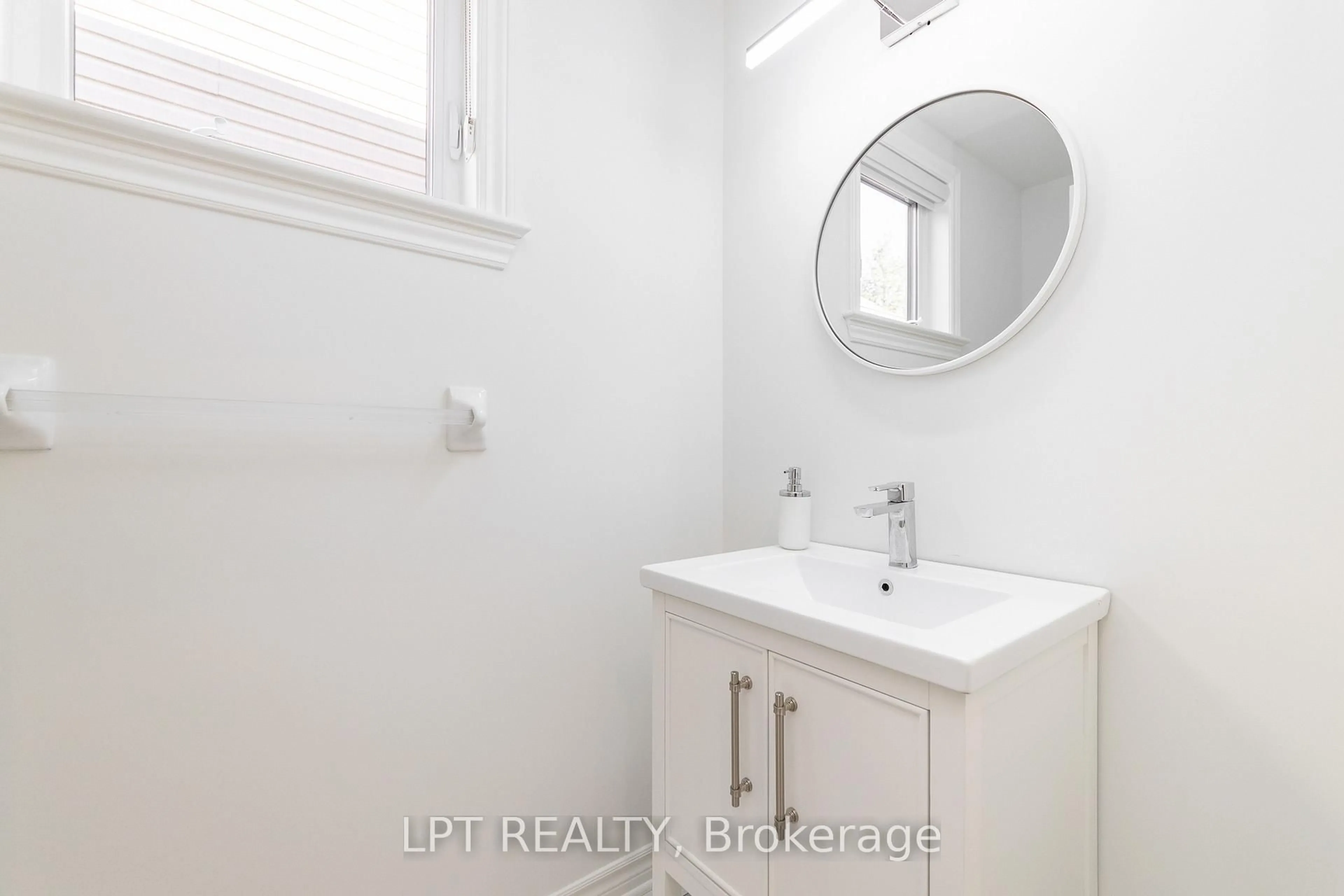 Standard bathroom, unknown for 275 Tewsley Dr, Ottawa Ontario K1V 0Y6