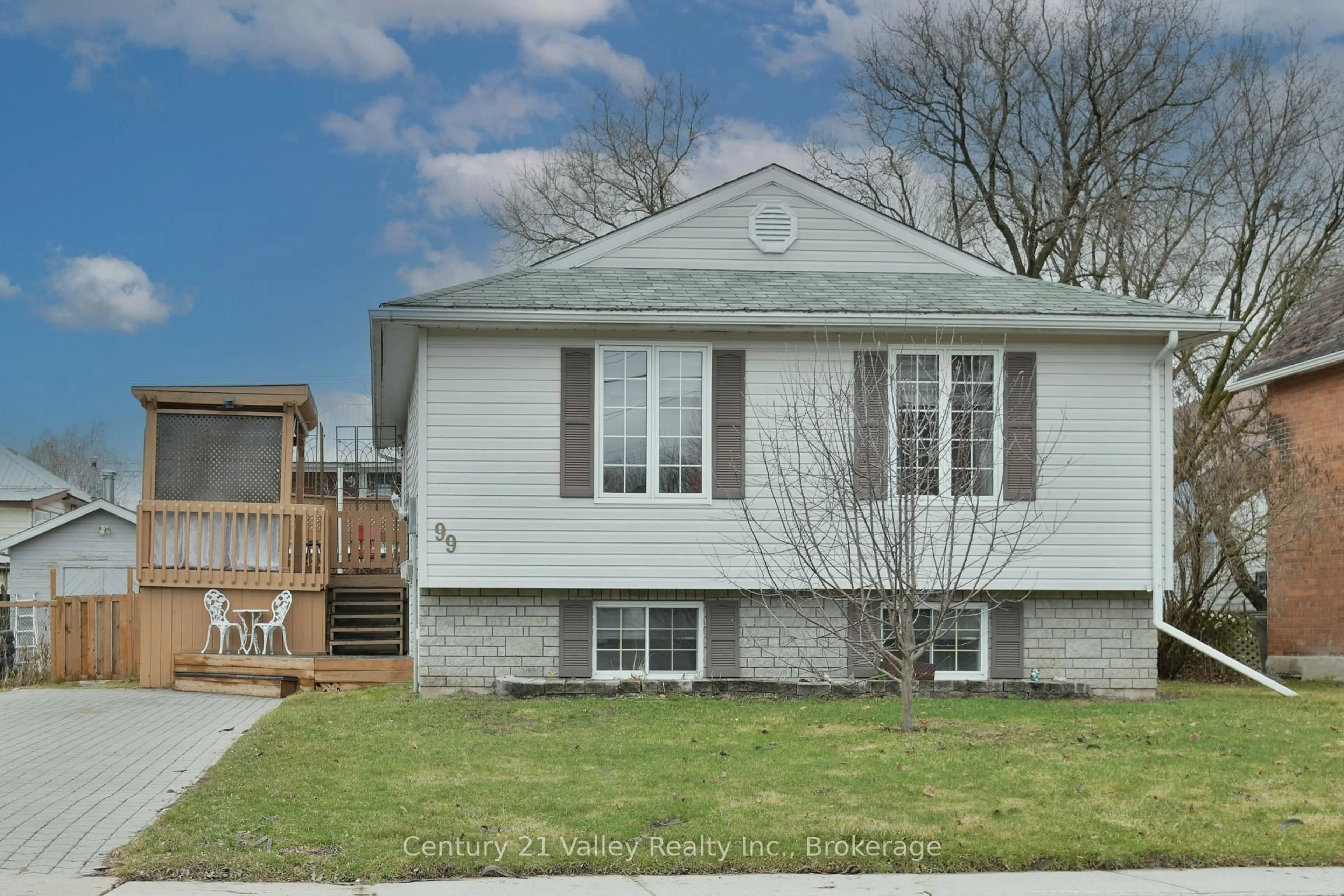 Home with vinyl exterior material, street for 99 Queen St, Renfrew Ontario K7V 2A4