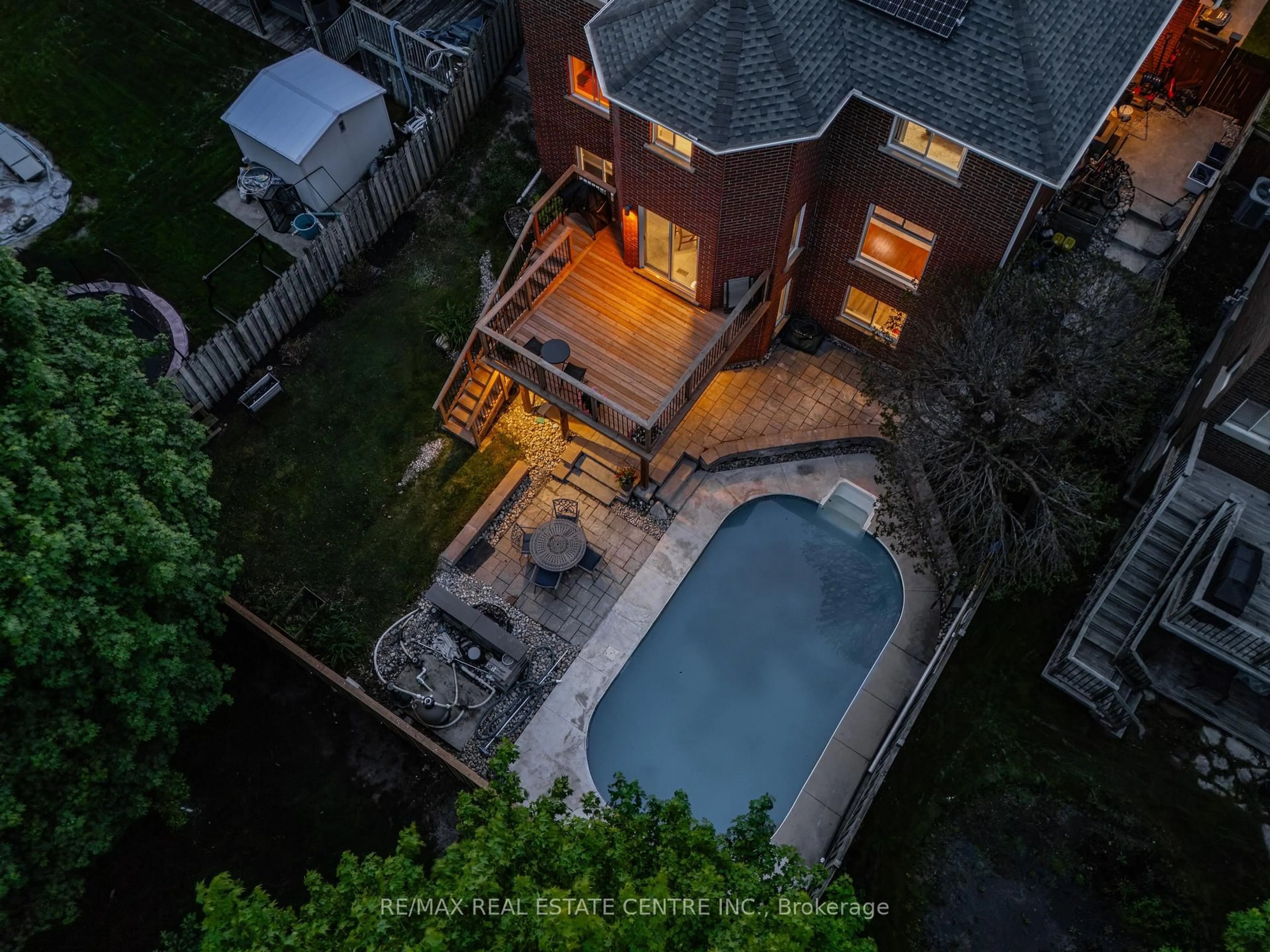 A pic from outside/outdoor area/front of a property/back of a property/a pic from drone, street for 111 Hume Dr, Cambridge Ontario N1T 1N3