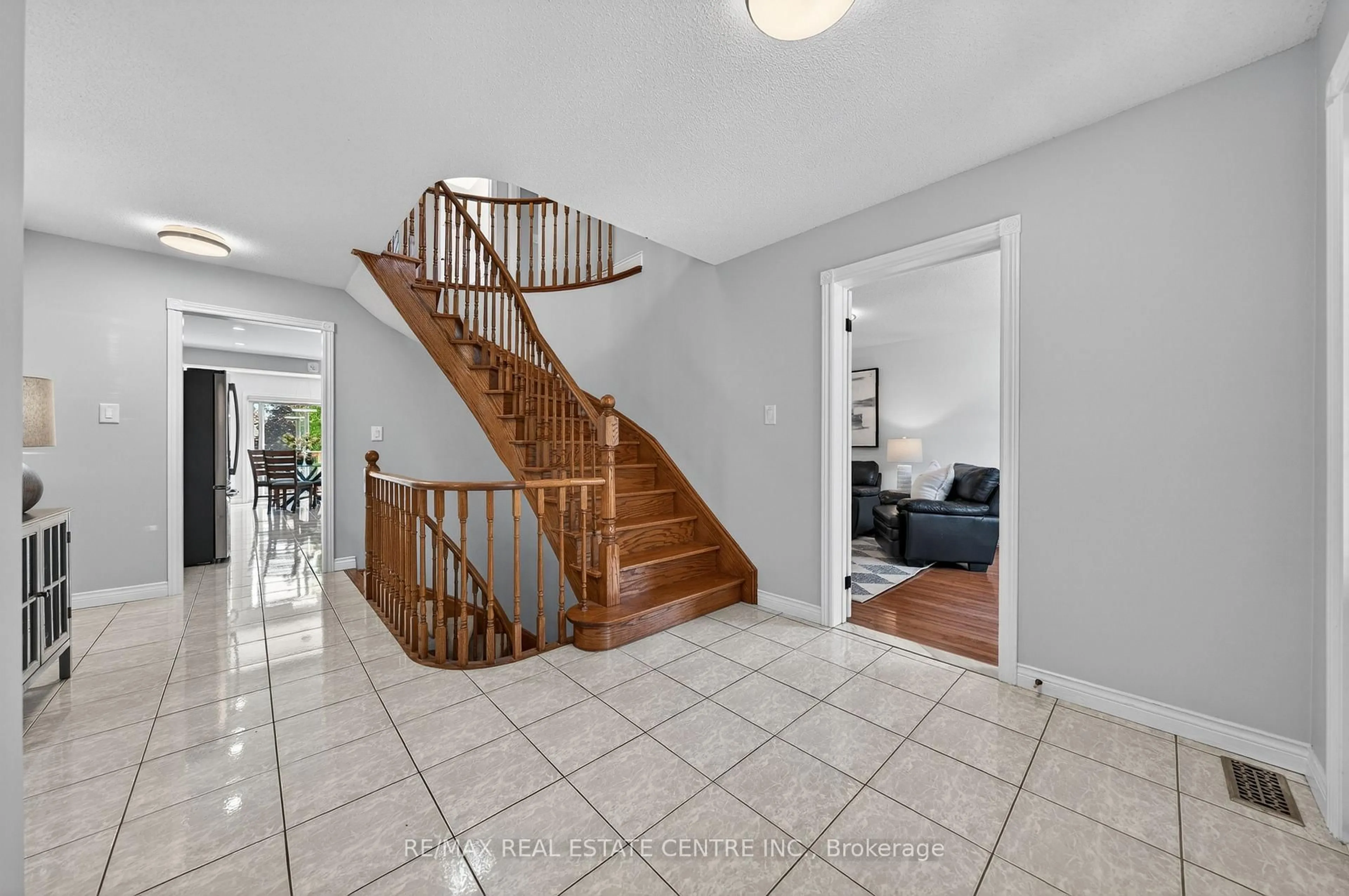 Indoor entryway for 111 Hume Dr, Cambridge Ontario N1T 1N3
