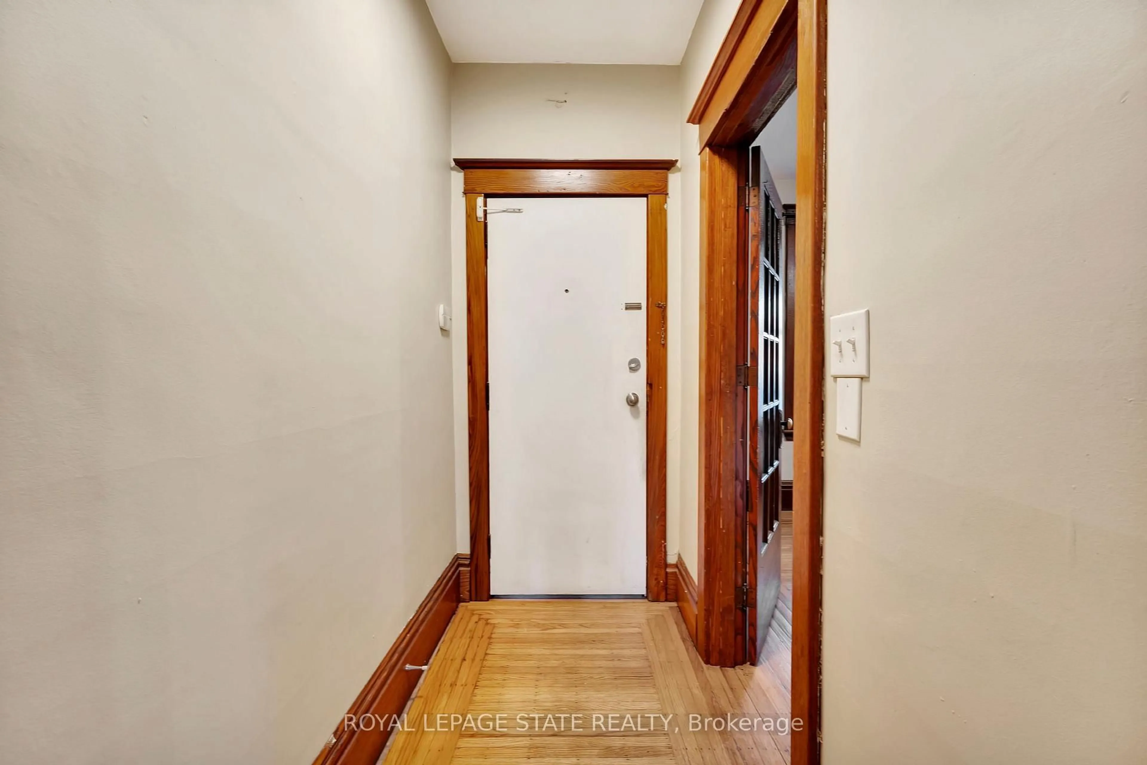Indoor foyer for 70 Belview Ave, Hamilton Ontario L8L 7K8