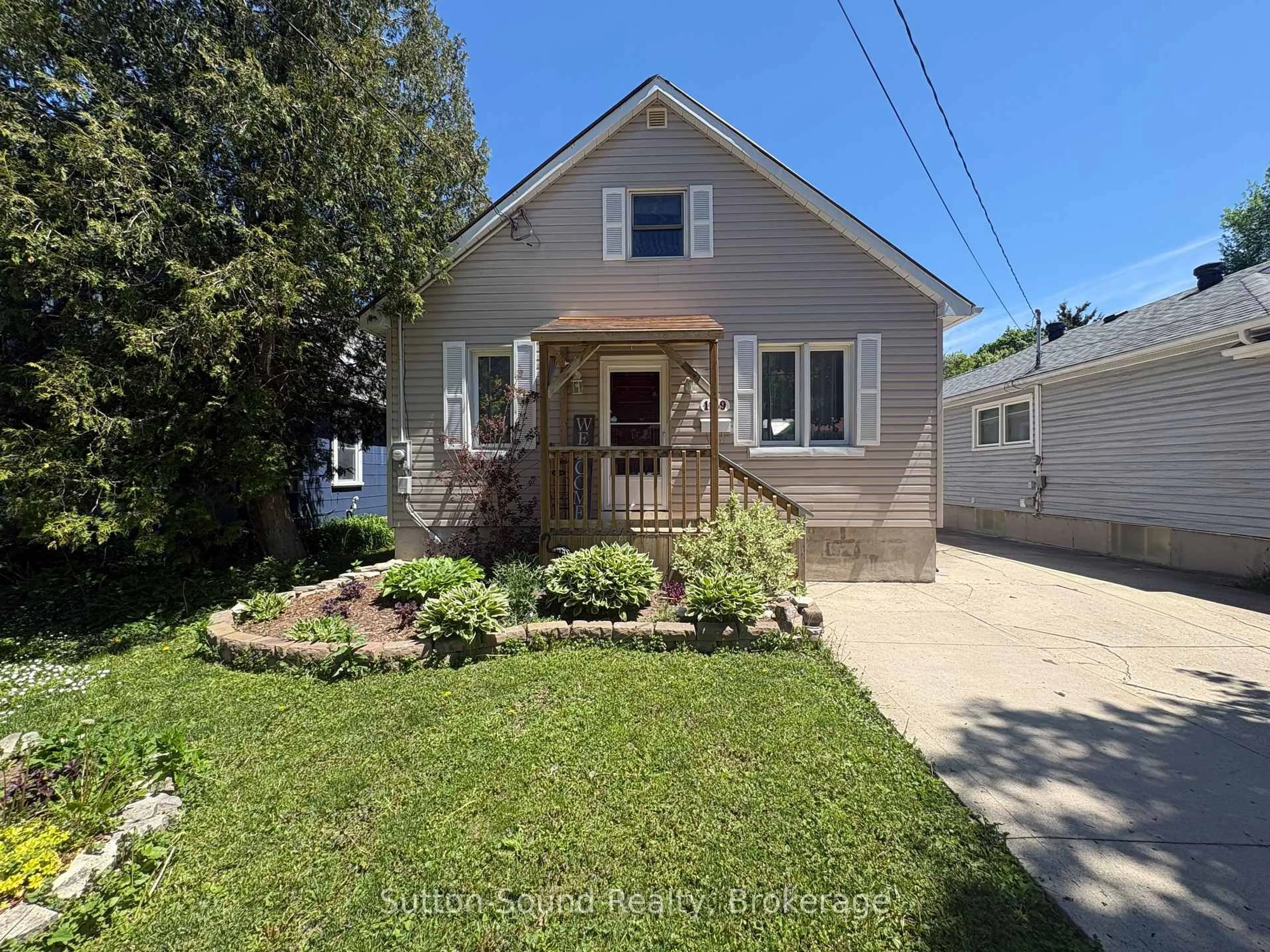 A pic from outside/outdoor area/front of a property/back of a property/a pic from drone, street for 1139 4th Ave, Owen Sound Ontario N4K 4W3