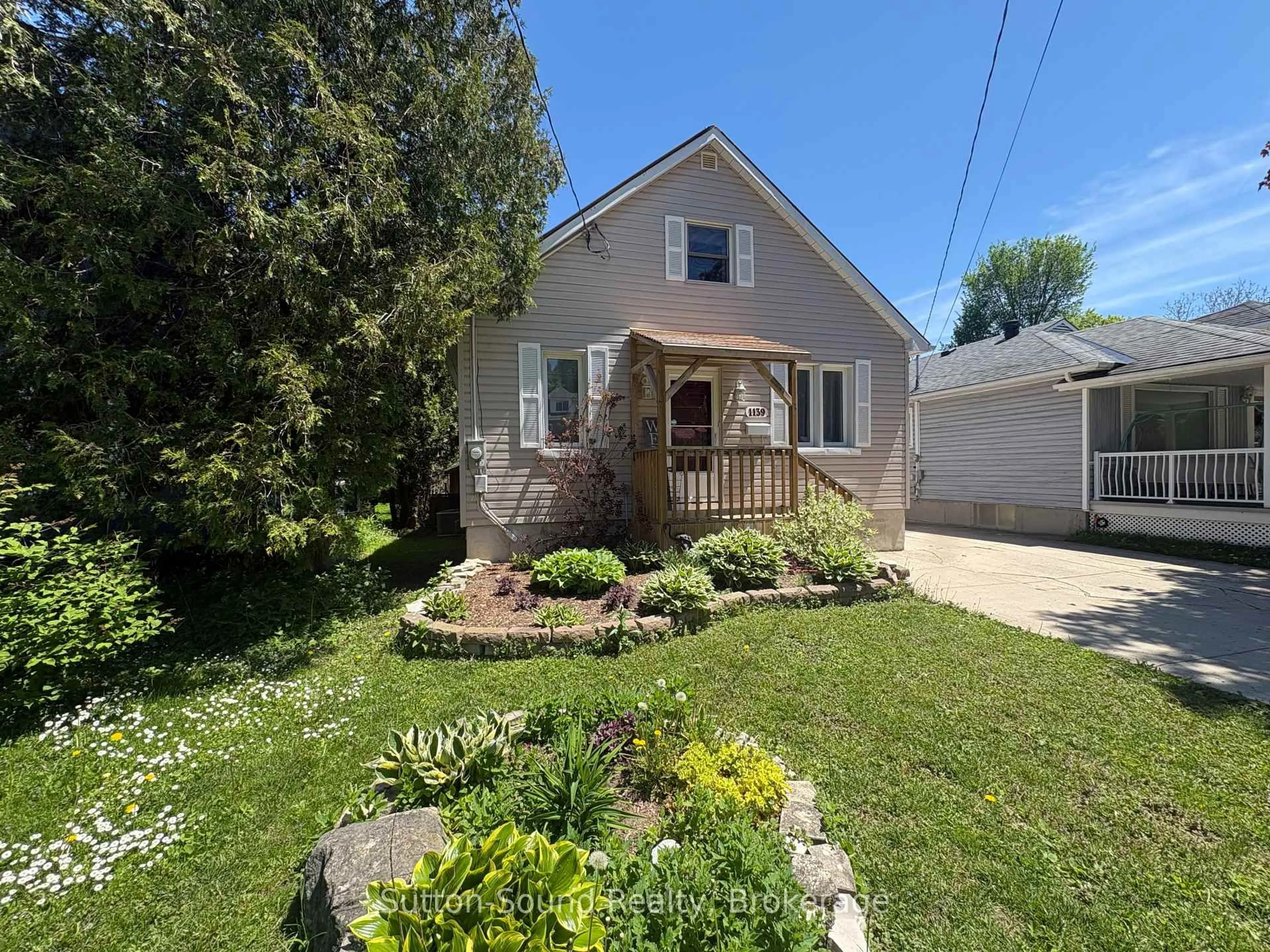 A pic from outside/outdoor area/front of a property/back of a property/a pic from drone, street for 1139 4th Ave, Owen Sound Ontario N4K 4W3