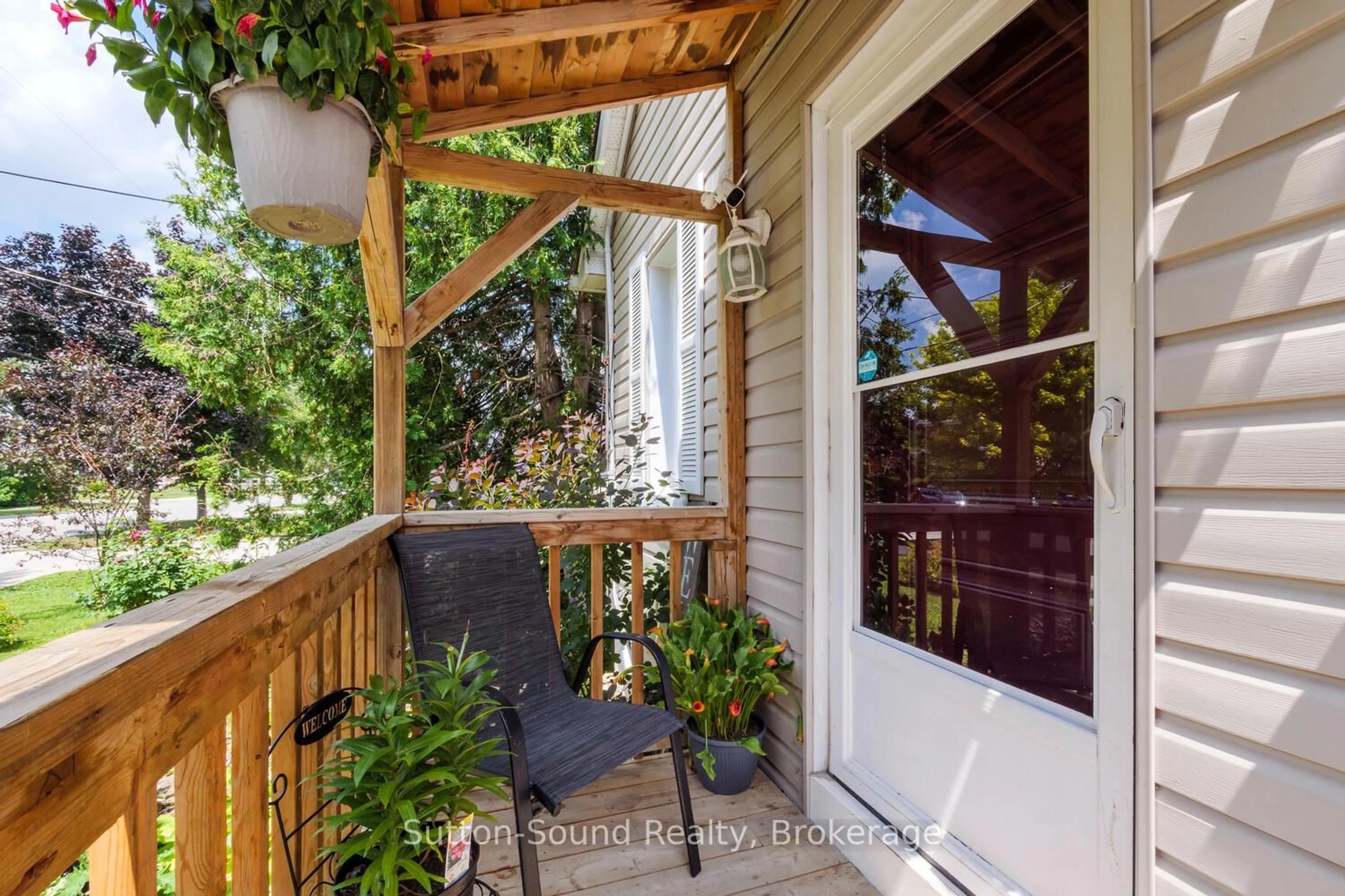 Patio, street for 1139 4th Ave, Owen Sound Ontario N4K 4W3