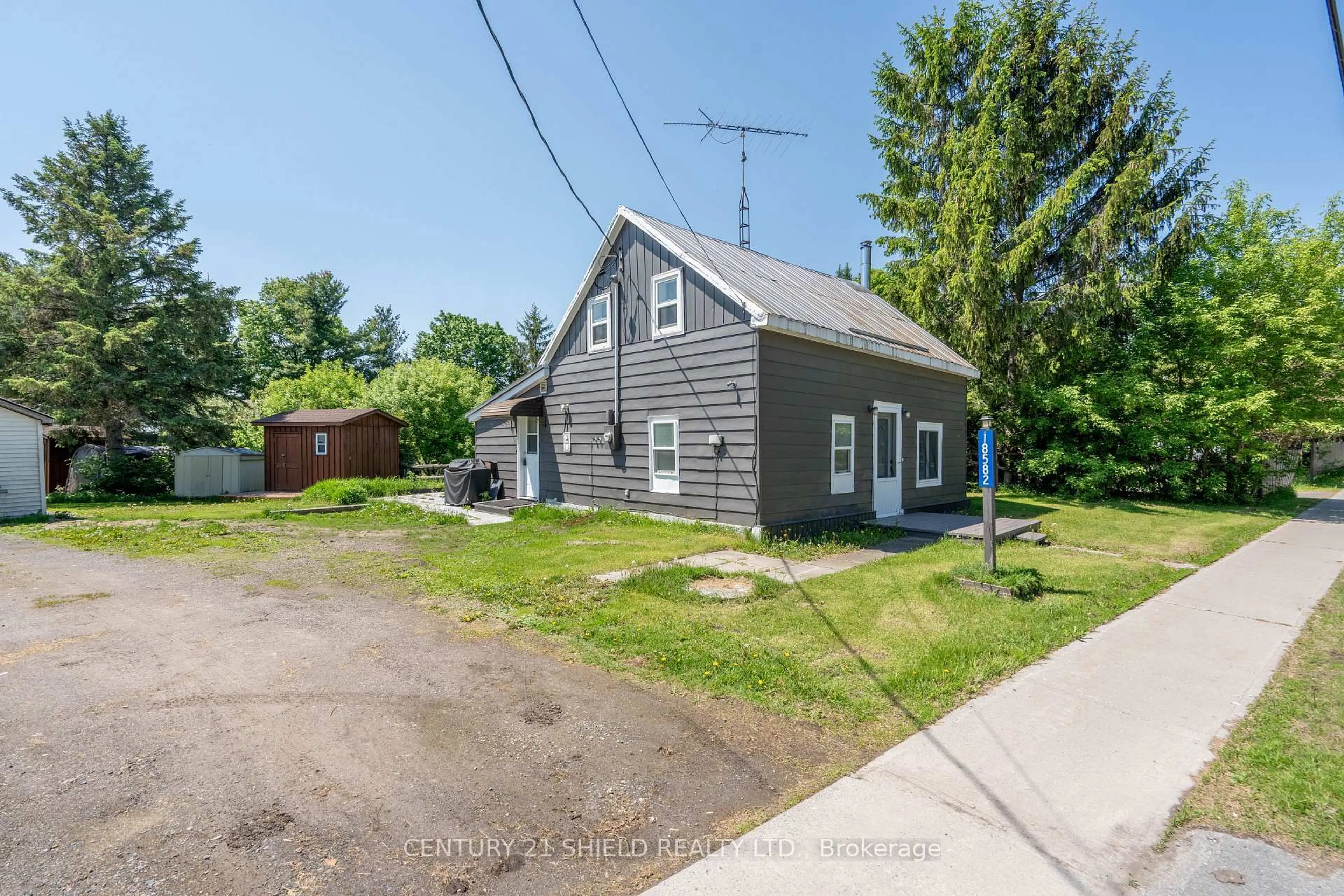 A pic from outside/outdoor area/front of a property/back of a property/a pic from drone, street for 18582 Dundas St, South Glengarry Ontario K0C 1S0