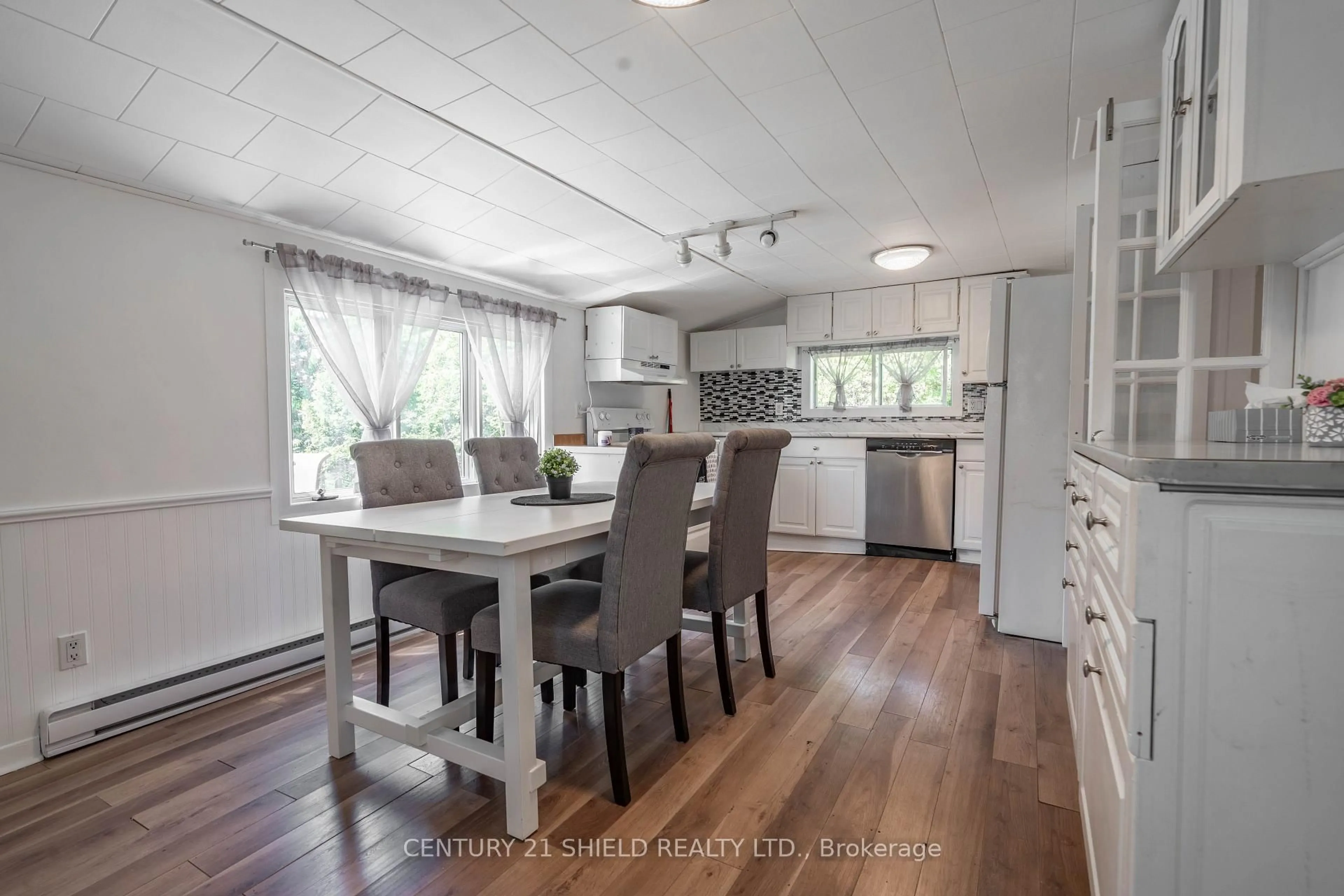 Open concept kitchen, wood/laminate floor for 18582 Dundas St, South Glengarry Ontario K0C 1S0