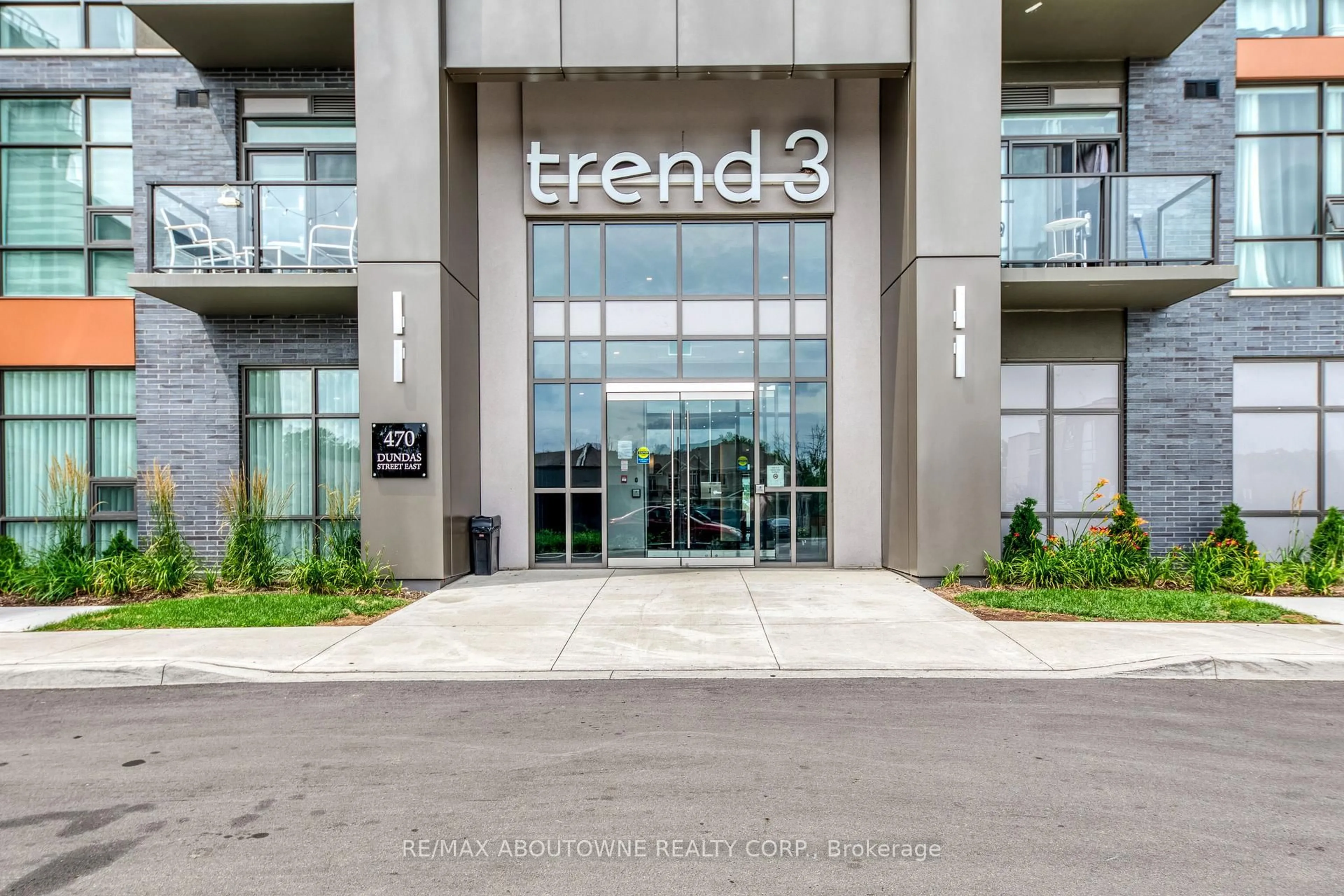 Indoor foyer for 470 Dundas St #429, Hamilton Ontario L8B 2A6