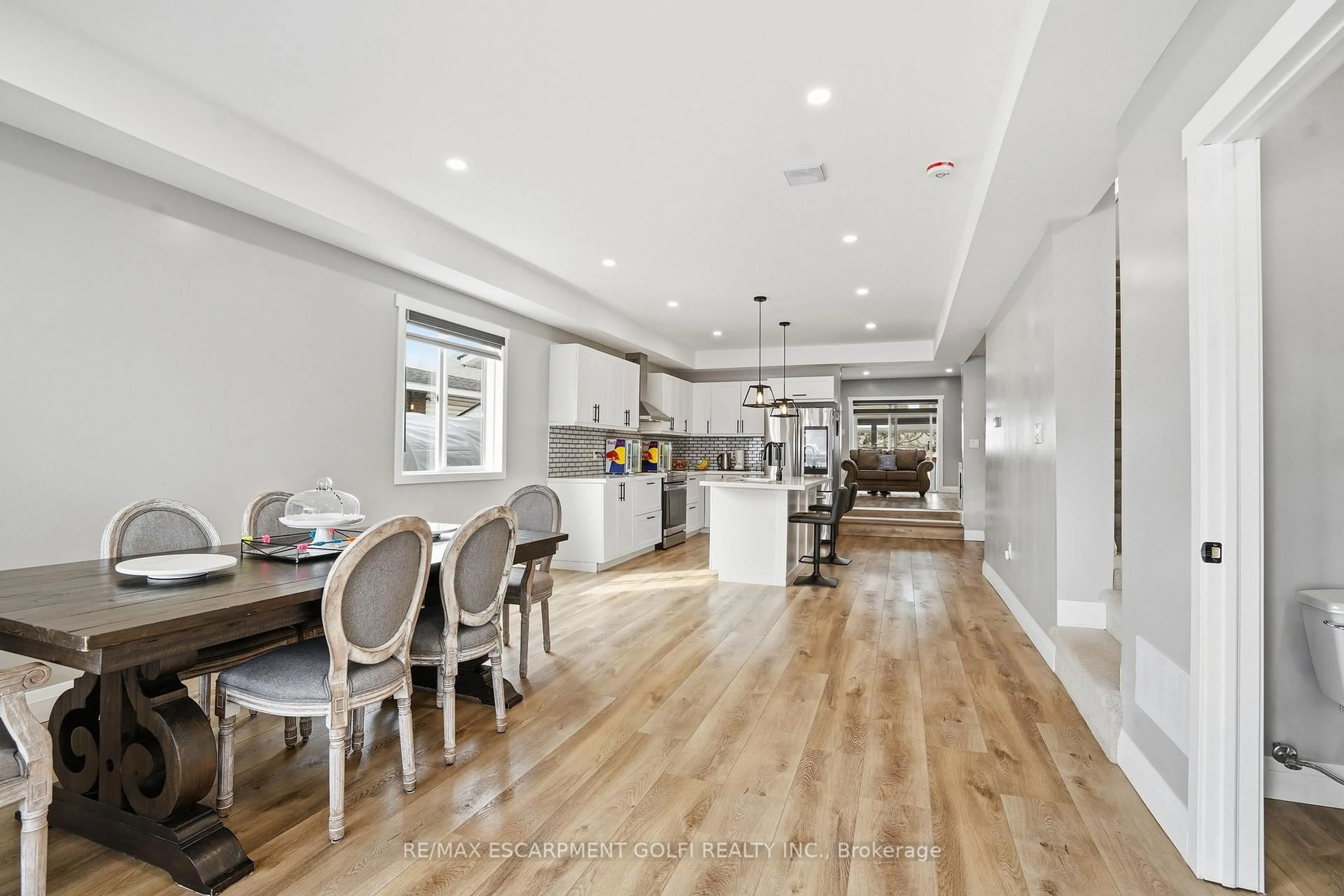 Open concept kitchen, unknown for 5773 Leonard Ave, Niagara Falls Ontario L2G 4R4