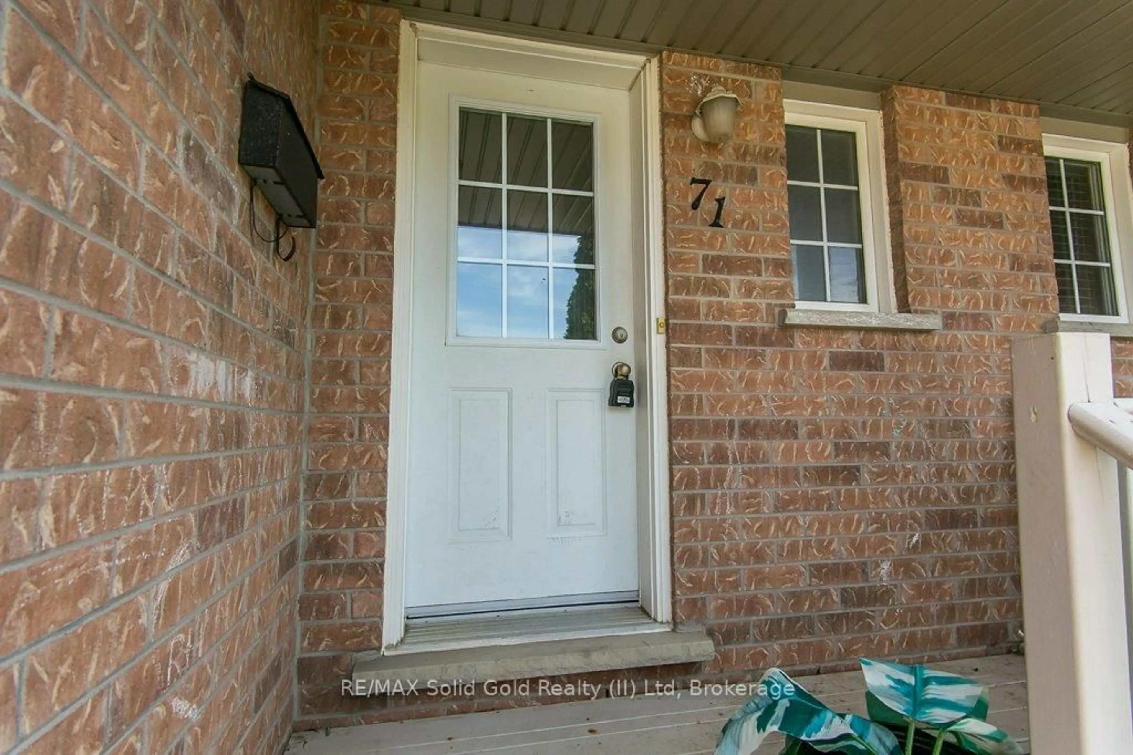 Indoor entryway for 71 Foxglove Cres, Kitchener Ontario N2E 3Y8