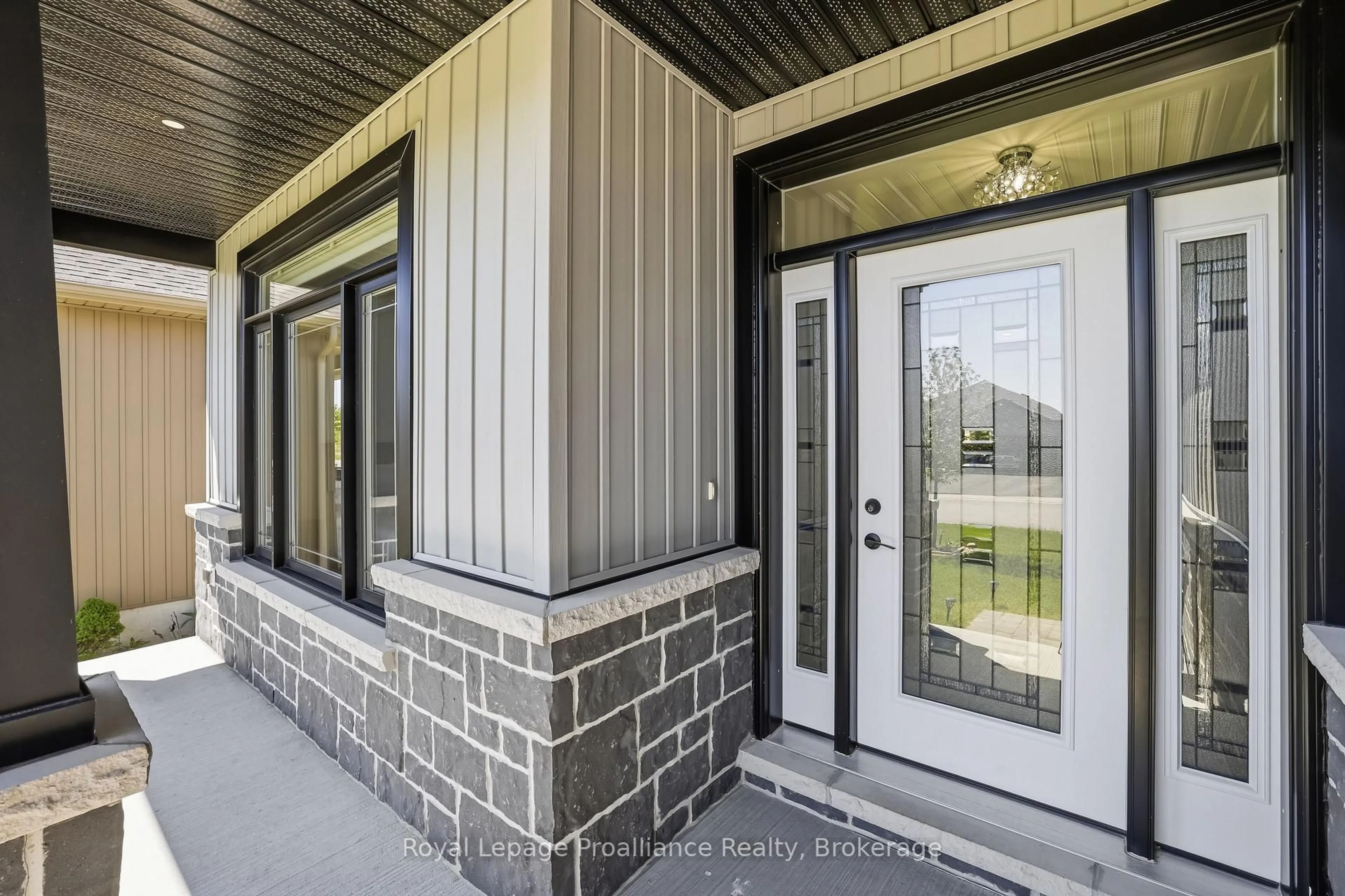 Indoor entryway for 29 Sabrina Ave, Quinte West Ontario K8V 0J9