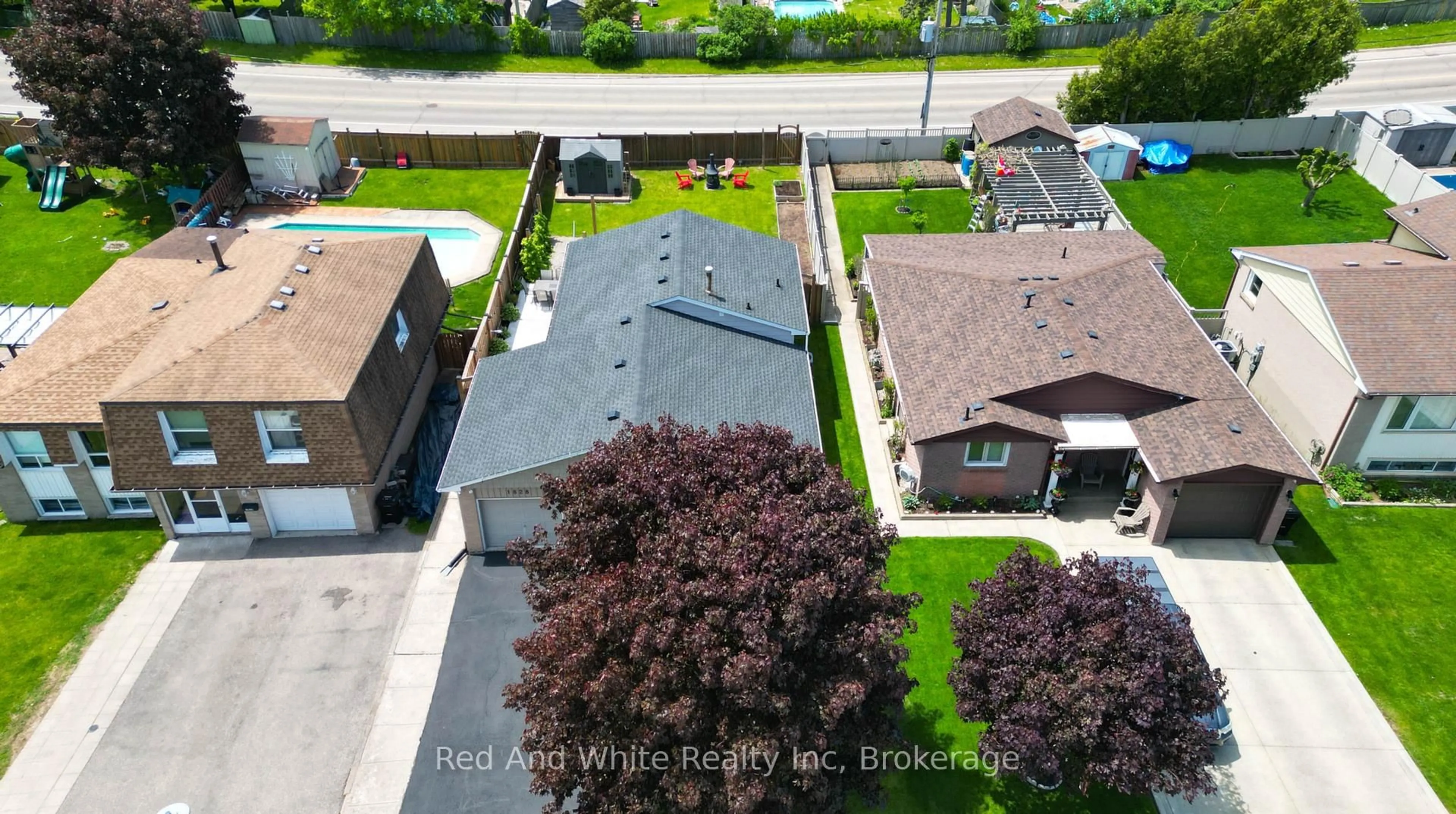 A pic from outside/outdoor area/front of a property/back of a property/a pic from drone, street for 1828 Earlwood Dr, Cambridge Ontario N3H 5A3