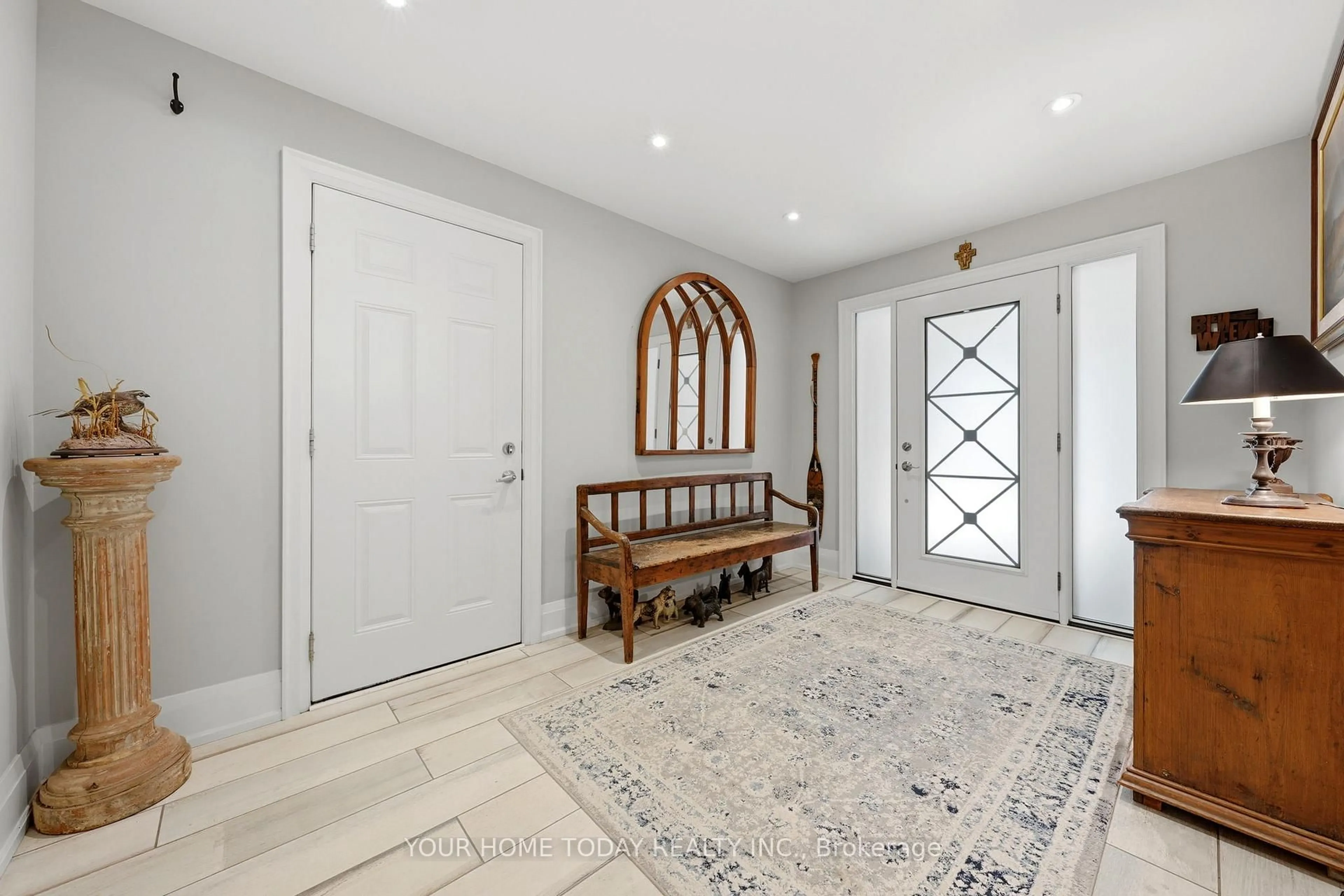 Indoor entryway for 5214 Tenth Line, Erin Ontario N0B 1T0