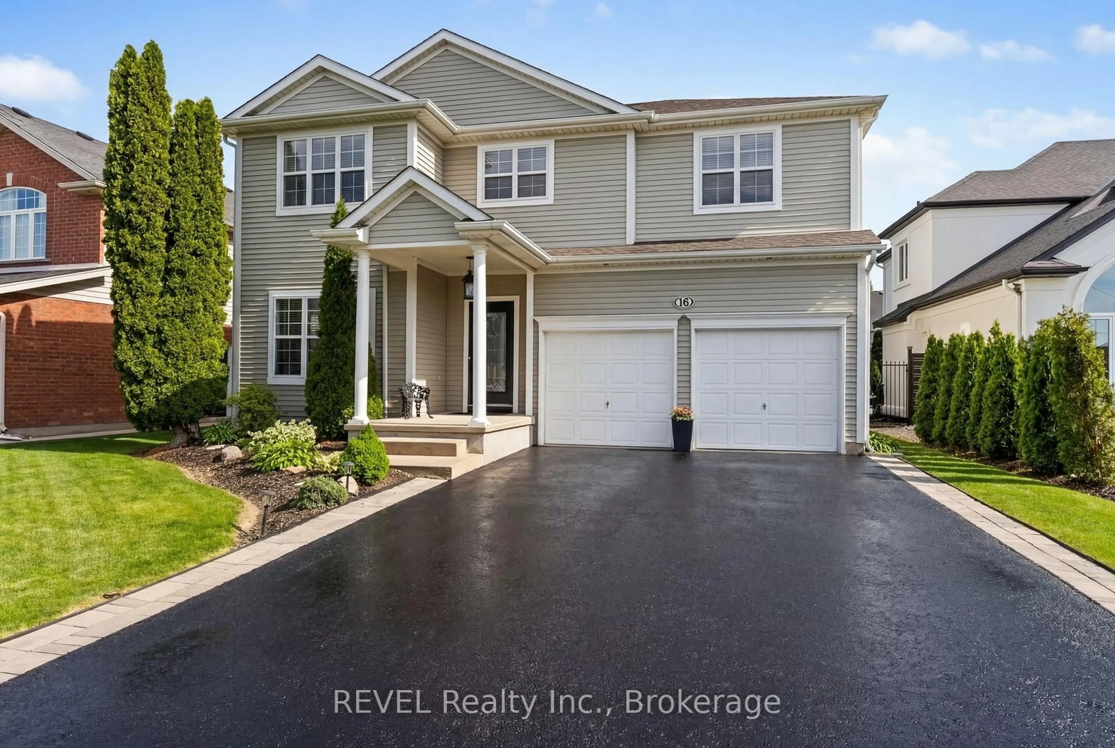 Home with vinyl exterior material, street for 16 Maracay Way, St. Catharines Ontario L2W 1C5