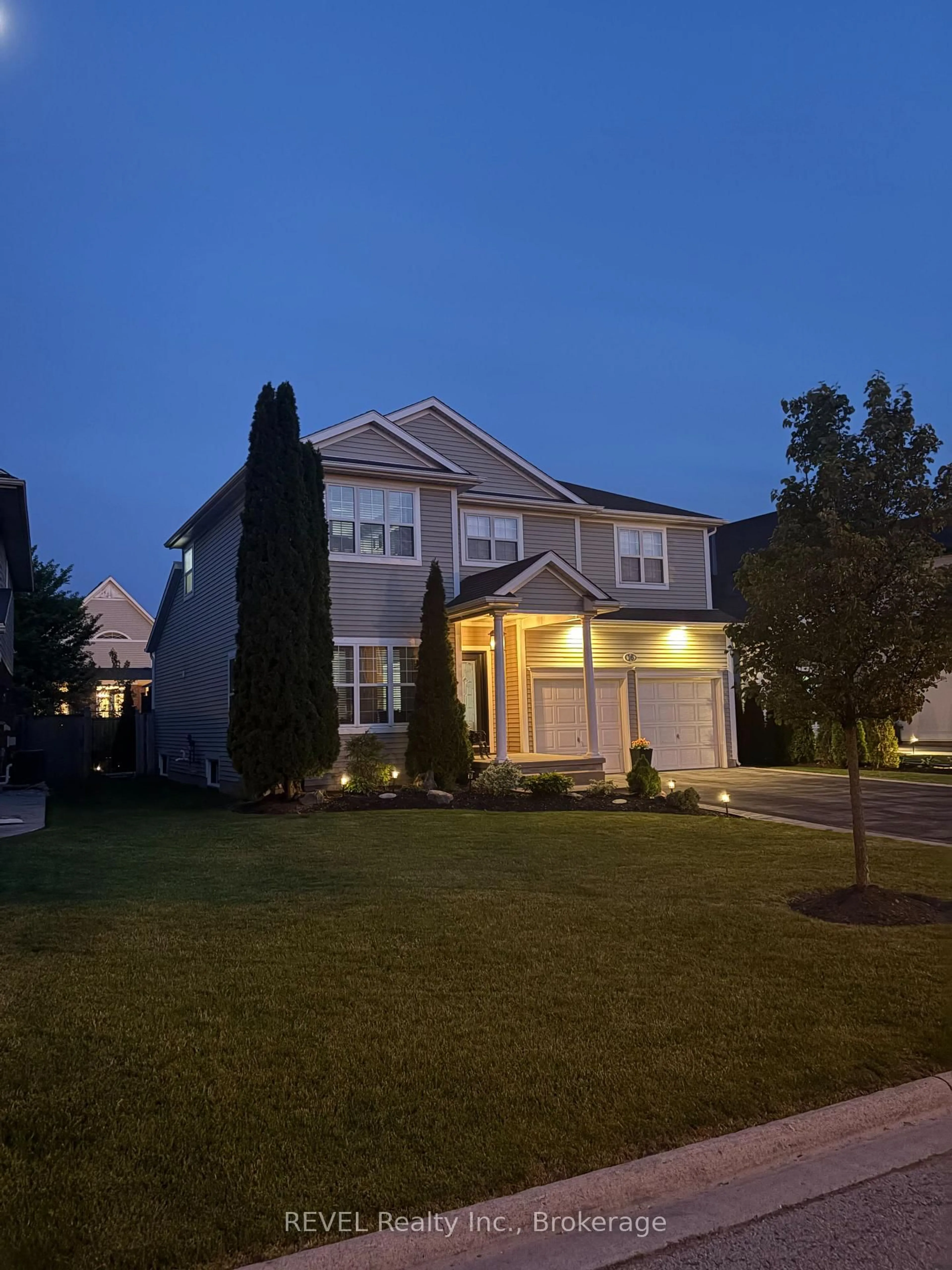 Home with vinyl exterior material, street for 16 Maracay Way, St. Catharines Ontario L2W 1C5