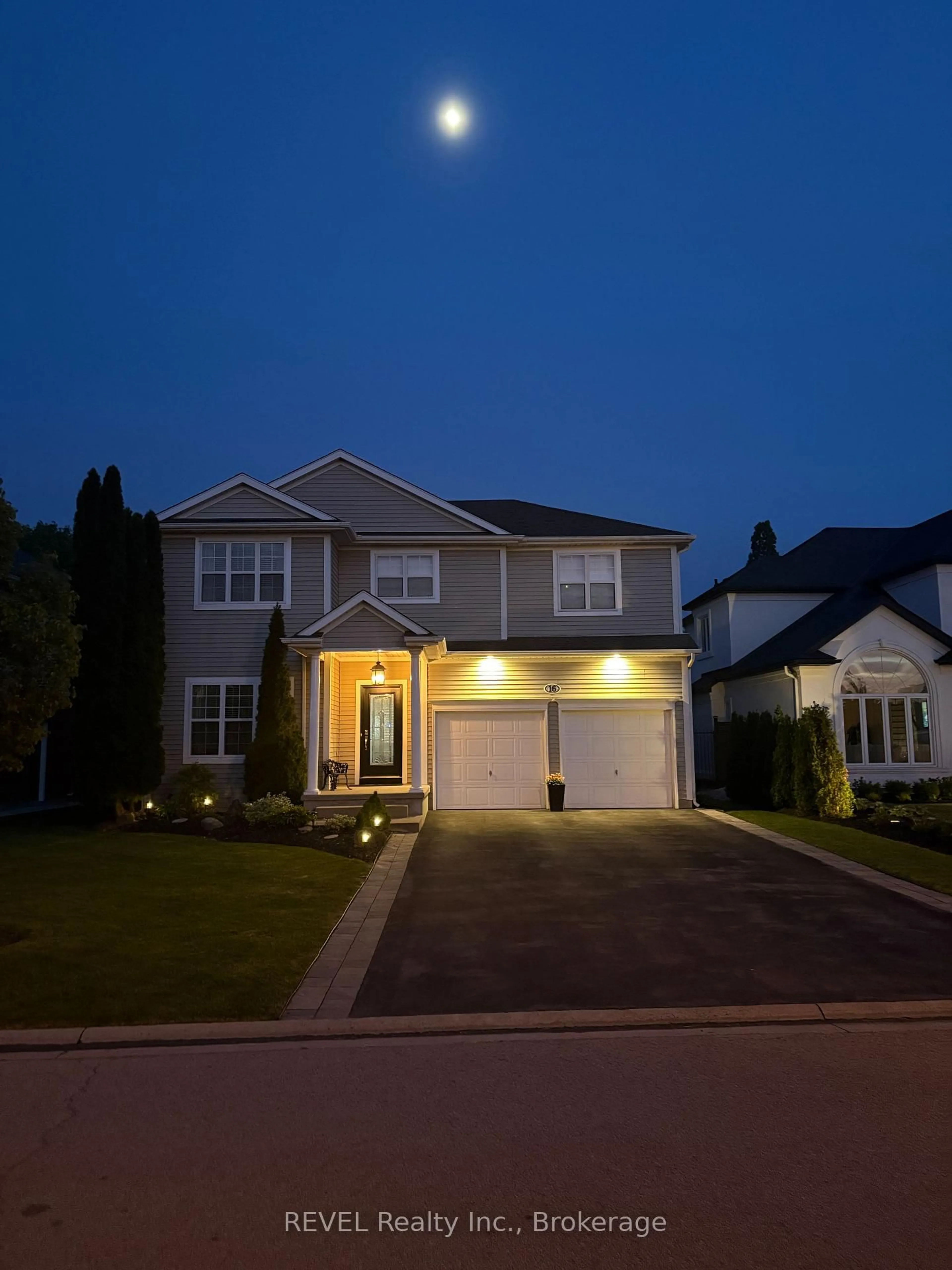Home with vinyl exterior material, street for 16 Maracay Way, St. Catharines Ontario L2W 1C5