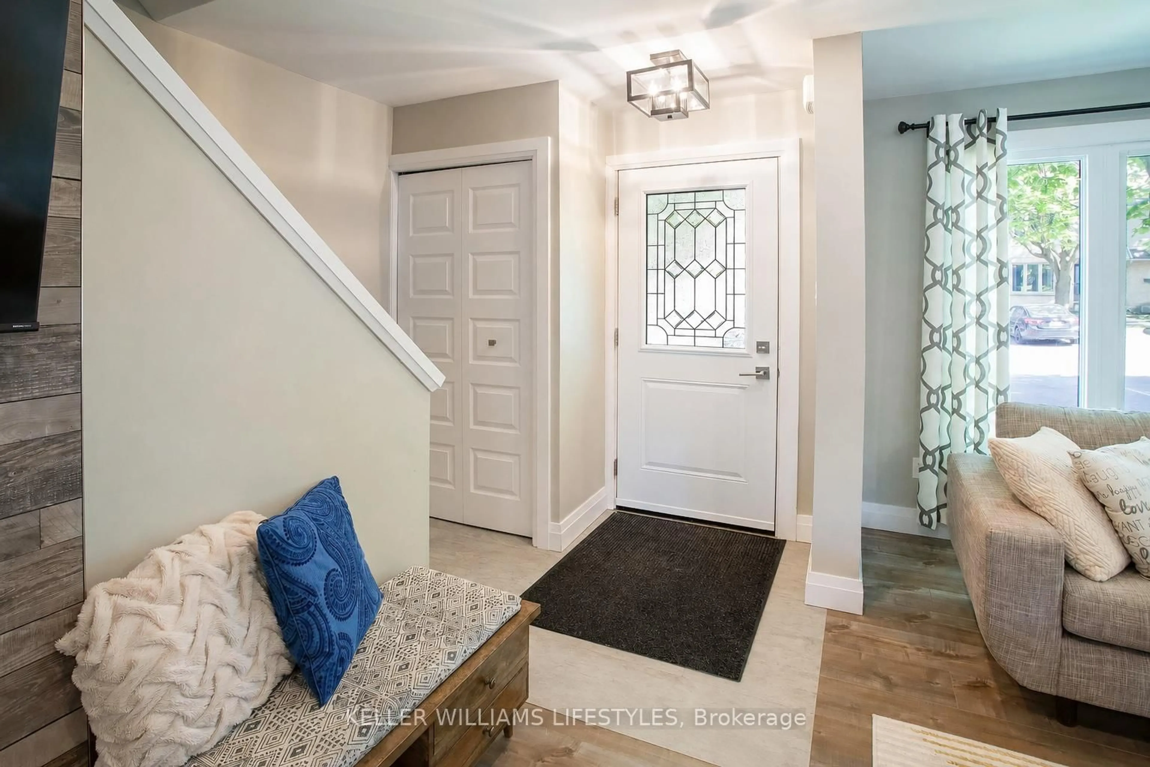 Indoor entryway for 925 Lawson Rd #45, London North Ontario N6G 4X3