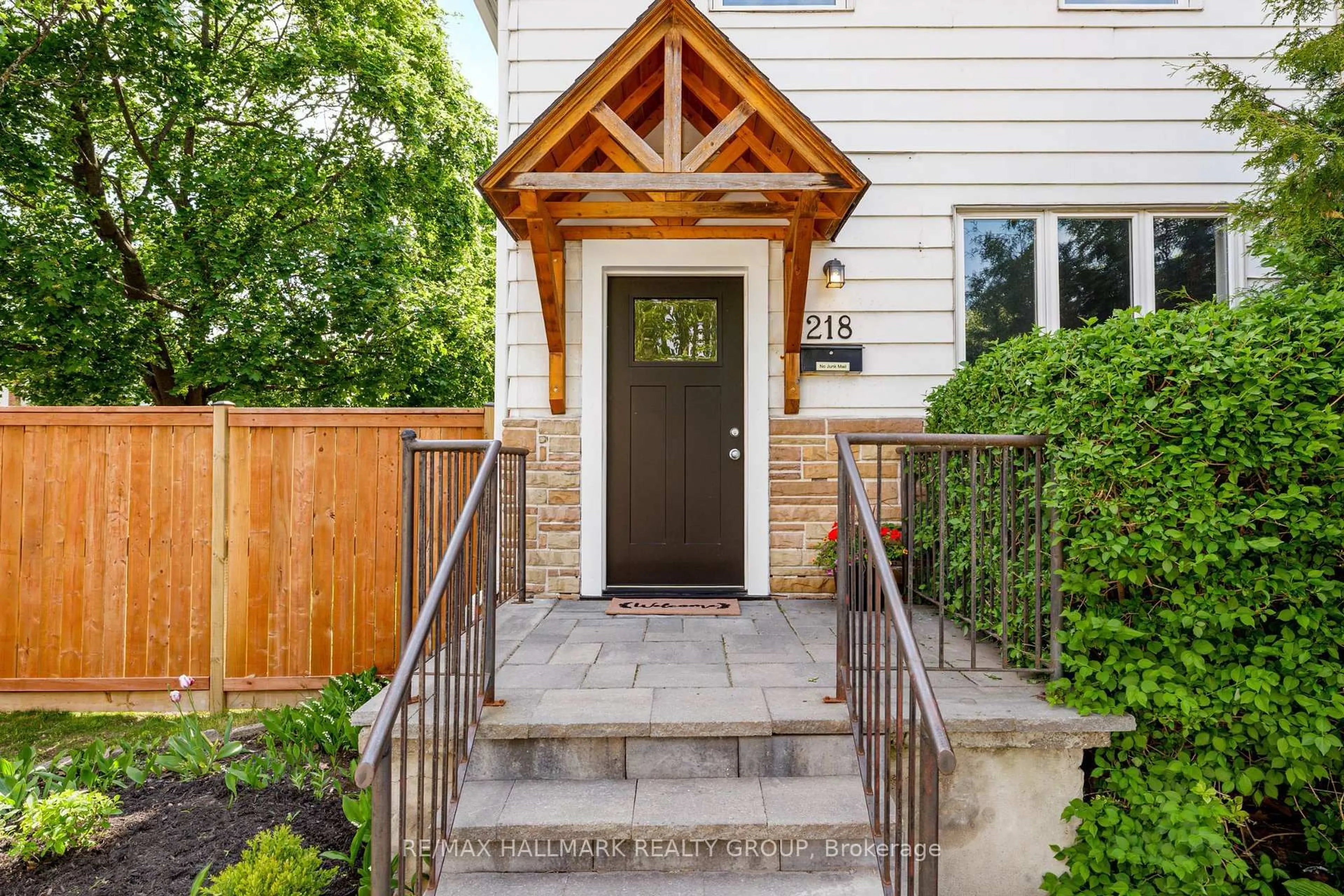 Indoor entryway for 218 CARRUTHERS Ave, Ottawa Ontario K1Y 1N6