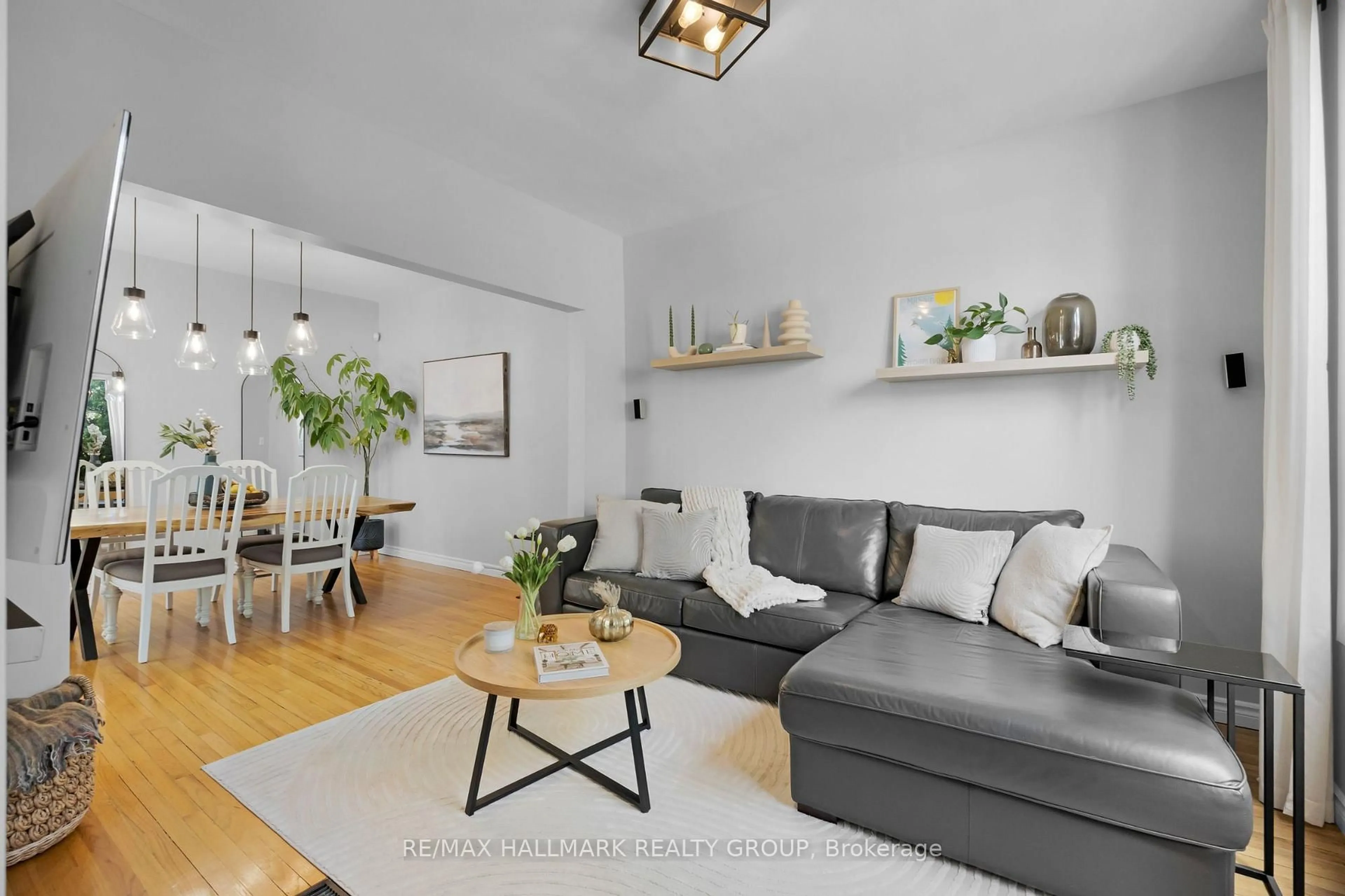 Living room with furniture, unknown for 218 CARRUTHERS Ave, Ottawa Ontario K1Y 1N6