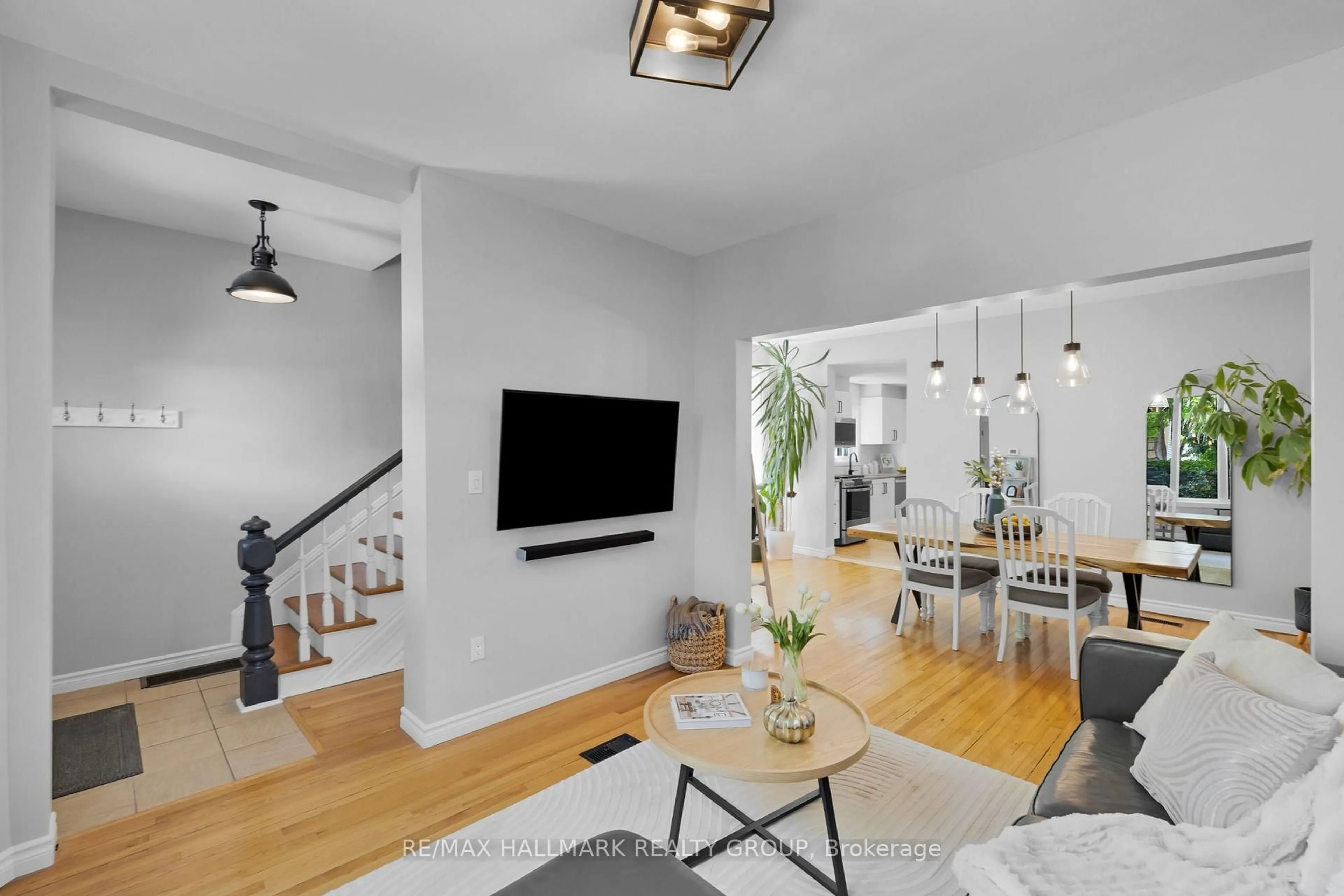 Unknown for 218 CARRUTHERS Ave, Ottawa Ontario K1Y 1N6