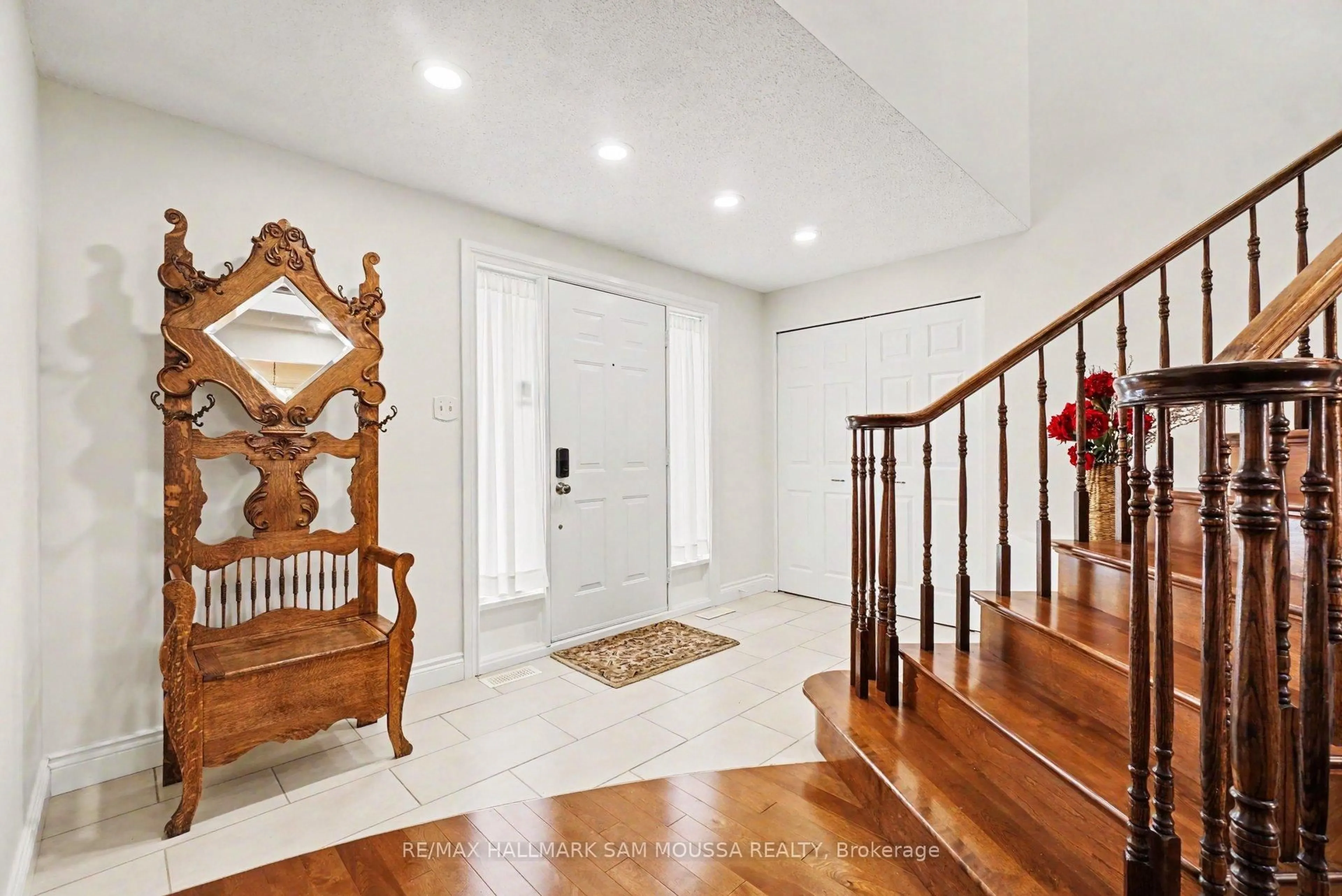 Indoor foyer for 6115 Voyageur Dr, Orleans Ontario K1C 2X5