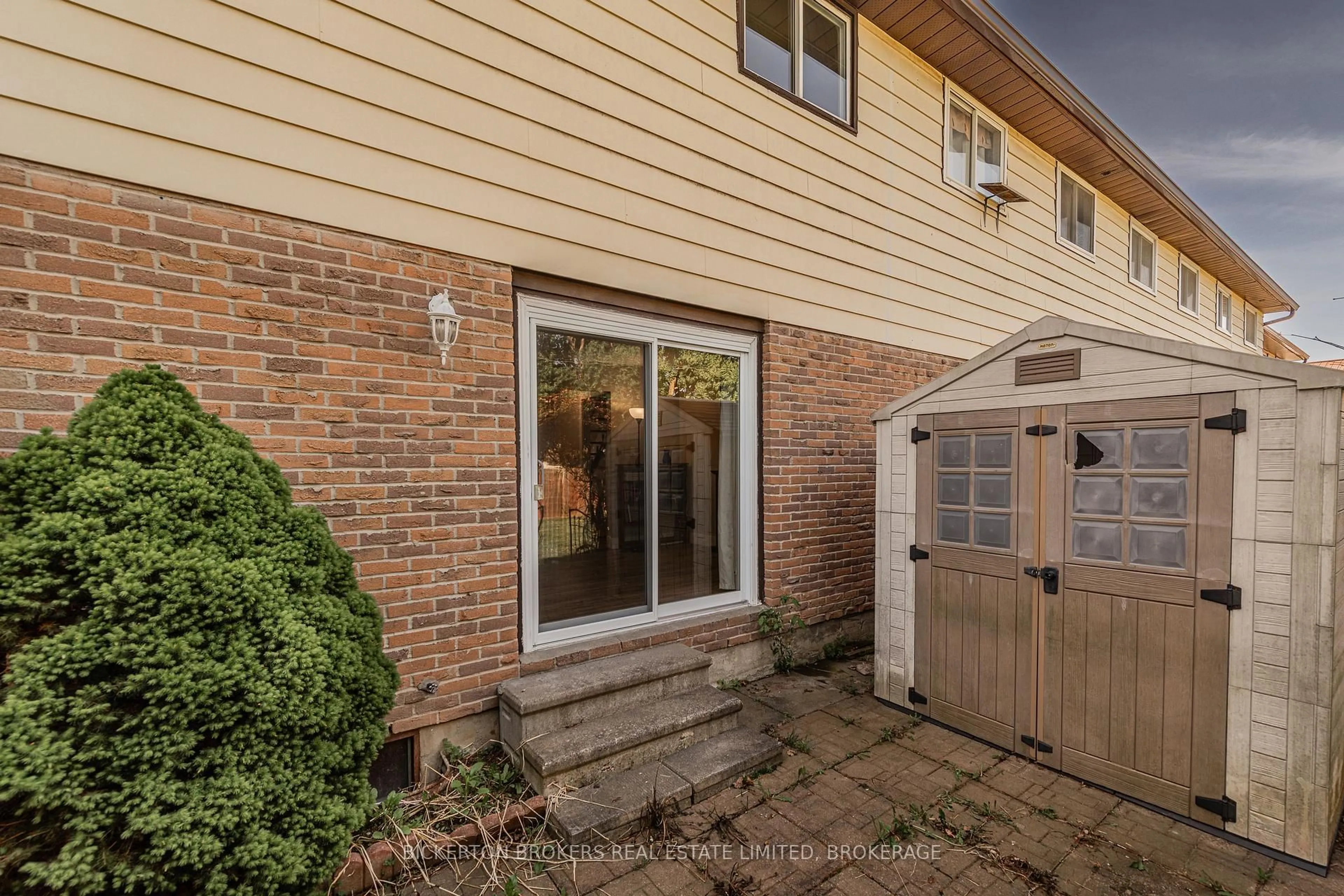 A pic from outside/outdoor area/front of a property/back of a property/a pic from drone, street for 316 Forsyth St #11, Gananoque Ontario K7G 2Y1