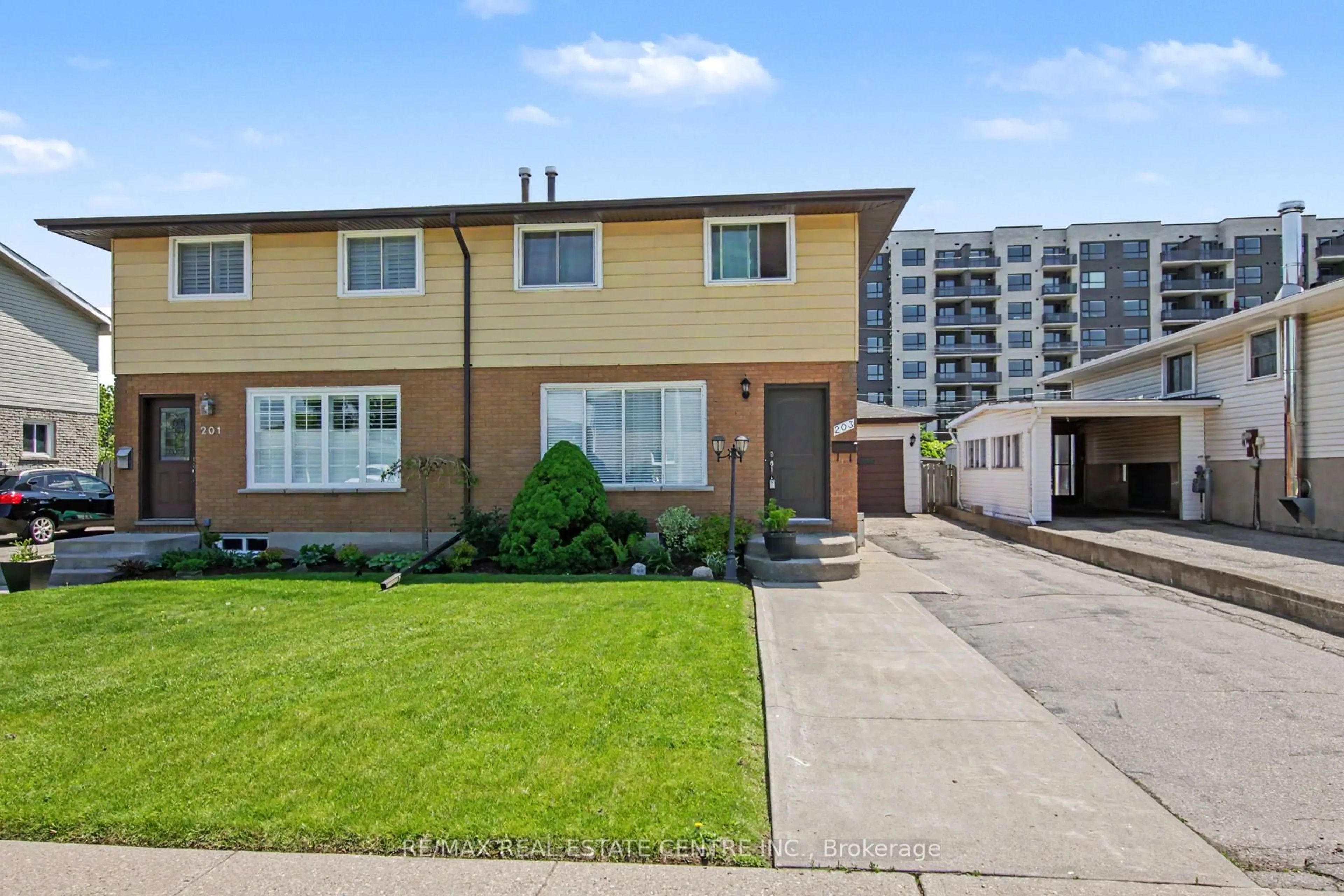 Unknown for 203 Moffat Dr, Cambridge Ontario N1R 6C1