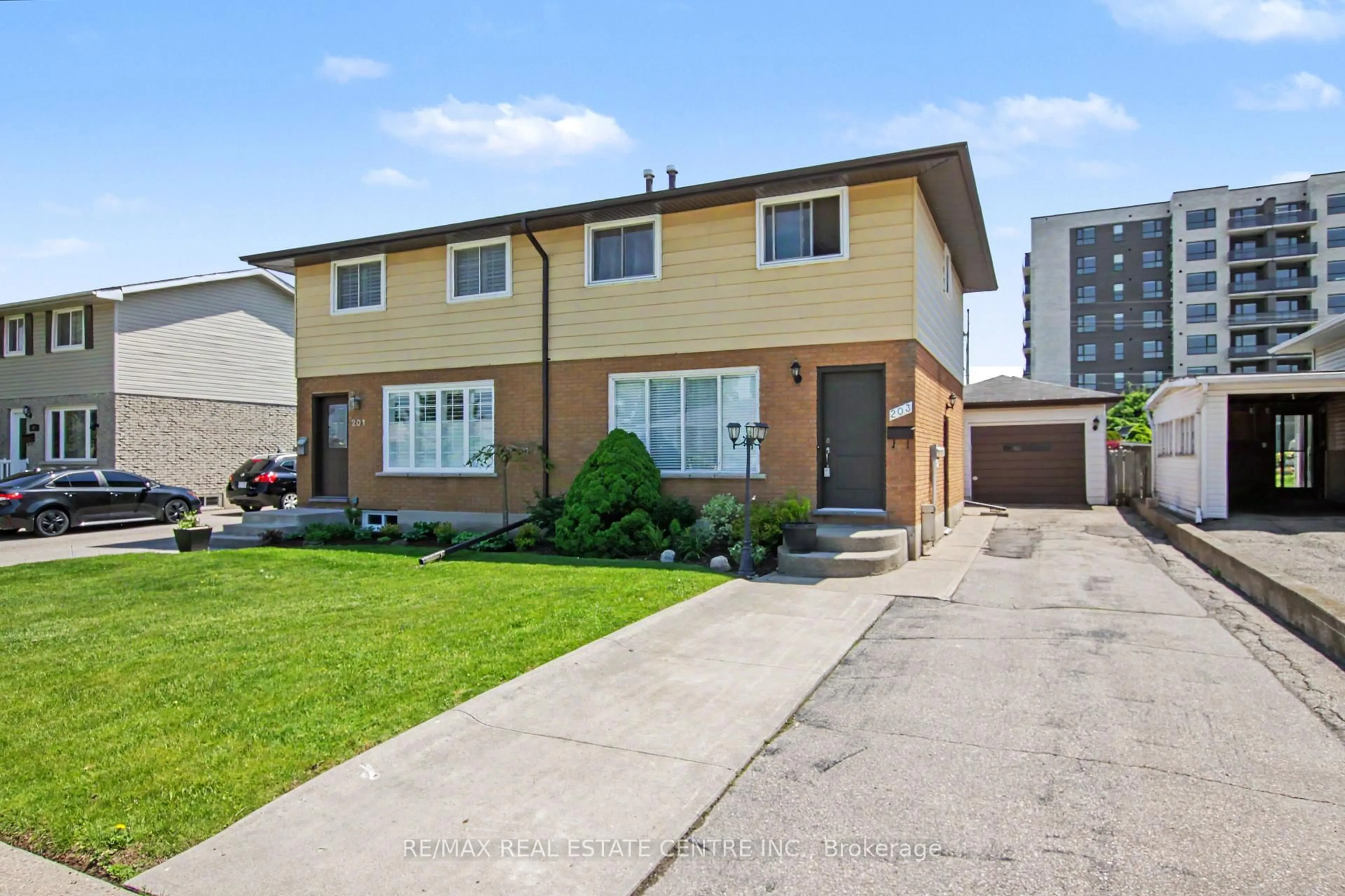 A pic from outside/outdoor area/front of a property/back of a property/a pic from drone, street for 203 Moffat Dr, Cambridge Ontario N1R 6C1