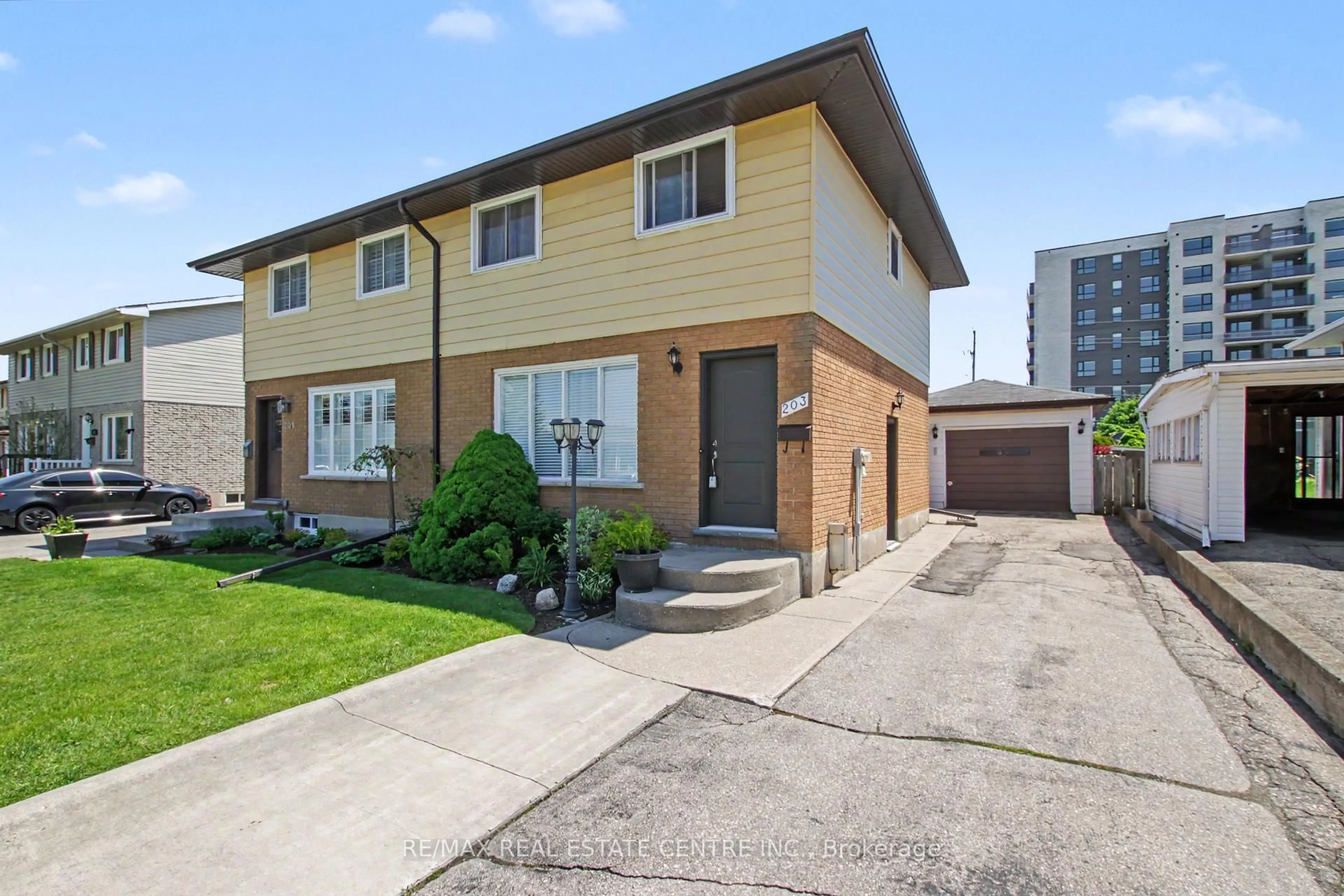 A pic from outside/outdoor area/front of a property/back of a property/a pic from drone, street for 203 Moffat Dr, Cambridge Ontario N1R 6C1