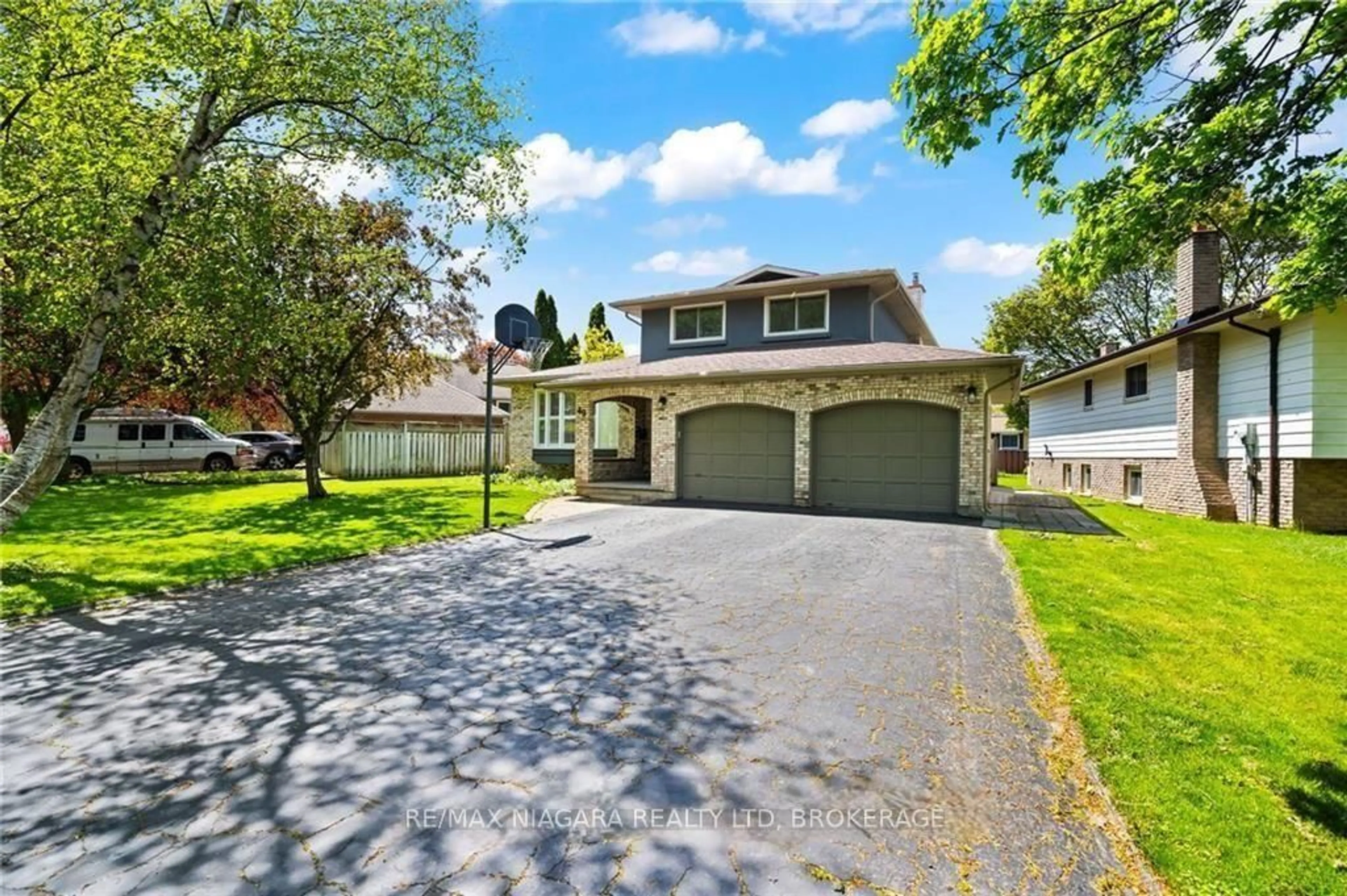 Home with vinyl exterior material, street for 49 Royal Oak Dr, St. Catharines Ontario L2N 6K4