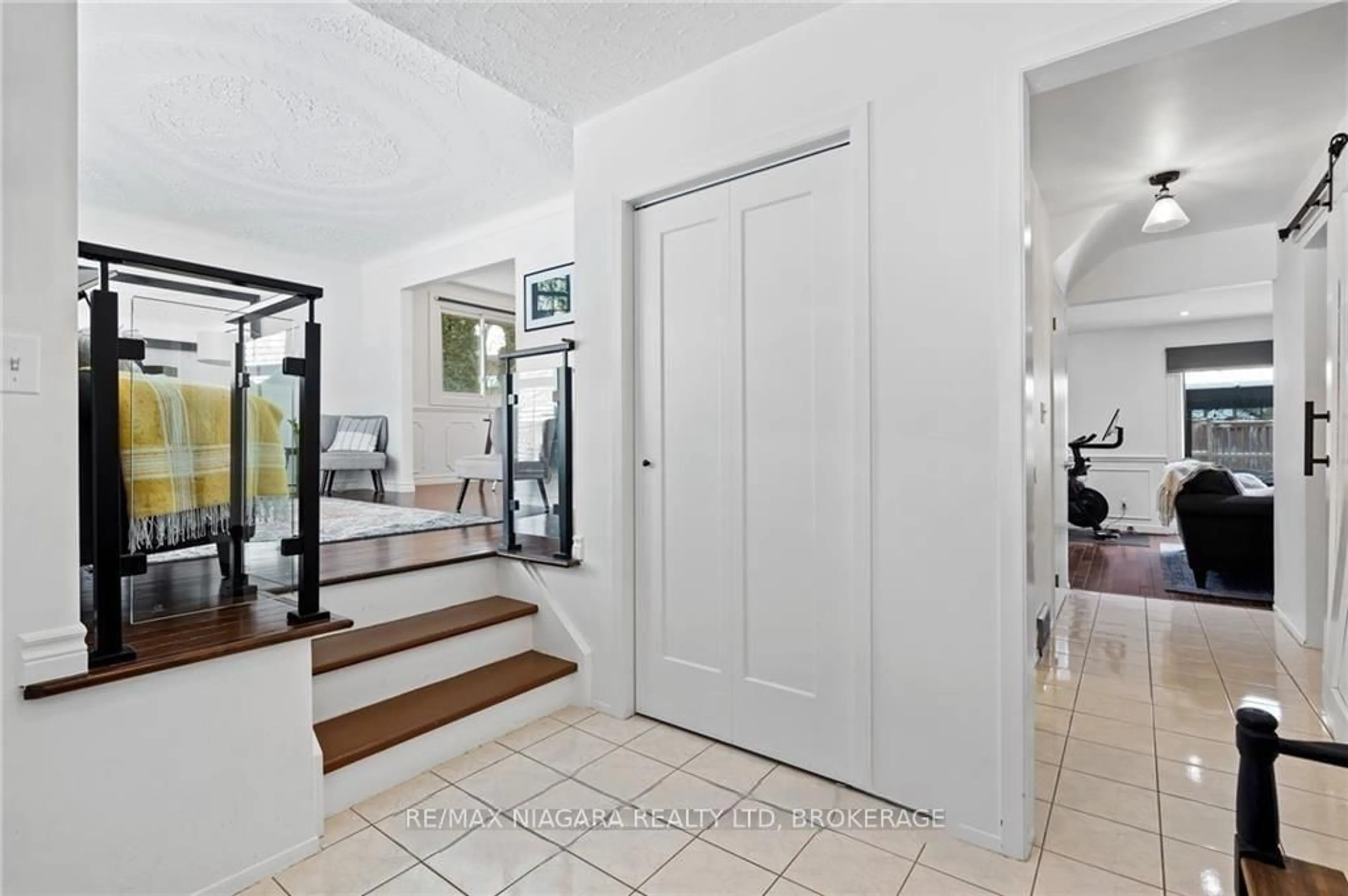 Indoor foyer for 49 Royal Oak Dr, St. Catharines Ontario L2N 6K4