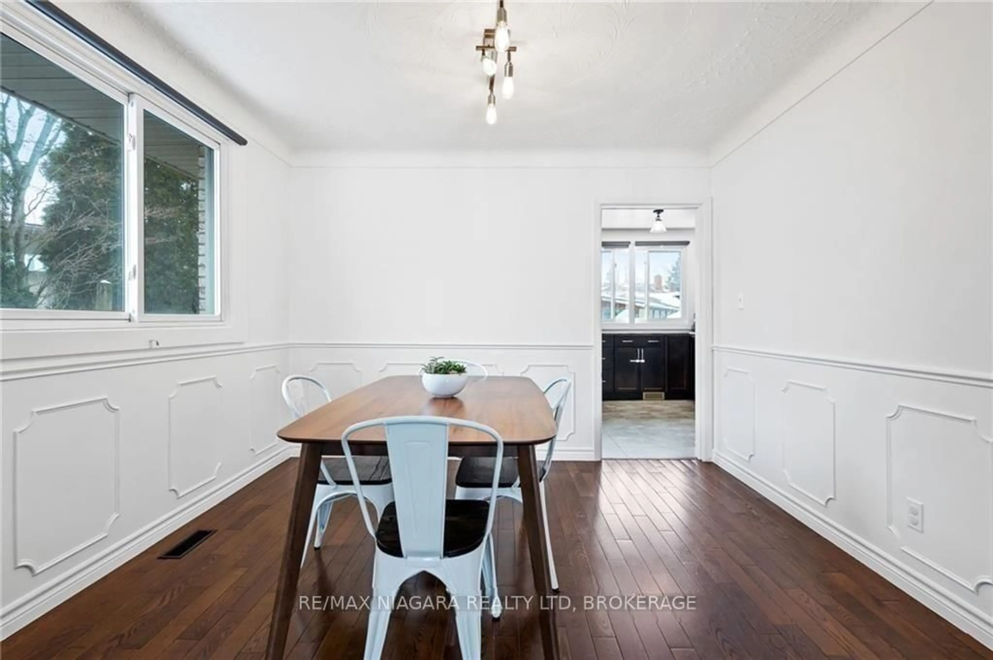 Dining room, wood/laminate floor for 49 Royal Oak Dr, St. Catharines Ontario L2N 6K4
