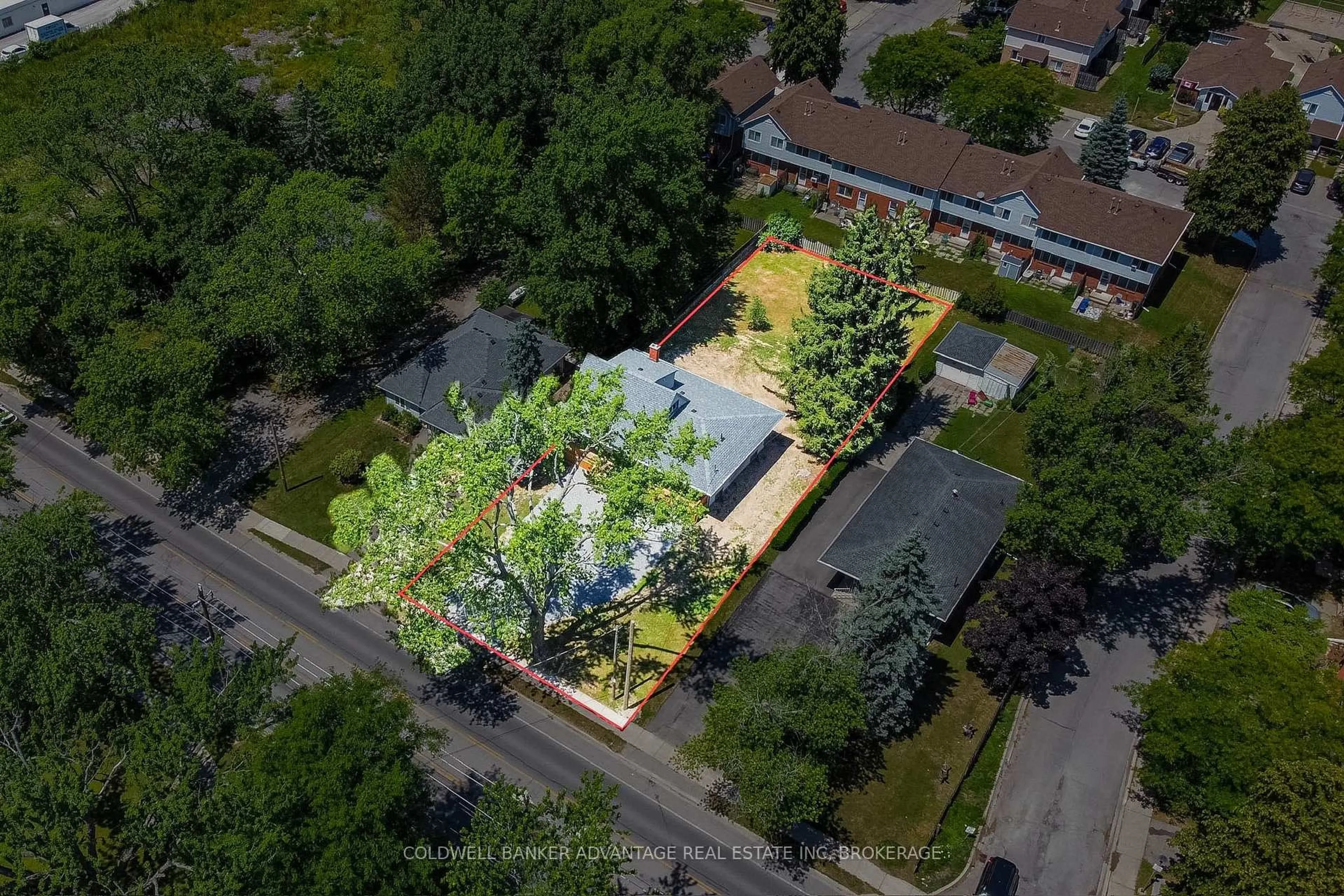 A pic from outside/outdoor area/front of a property/back of a property/a pic from drone, street for 378 Thorold Rd, Welland Ontario L3C 3W6
