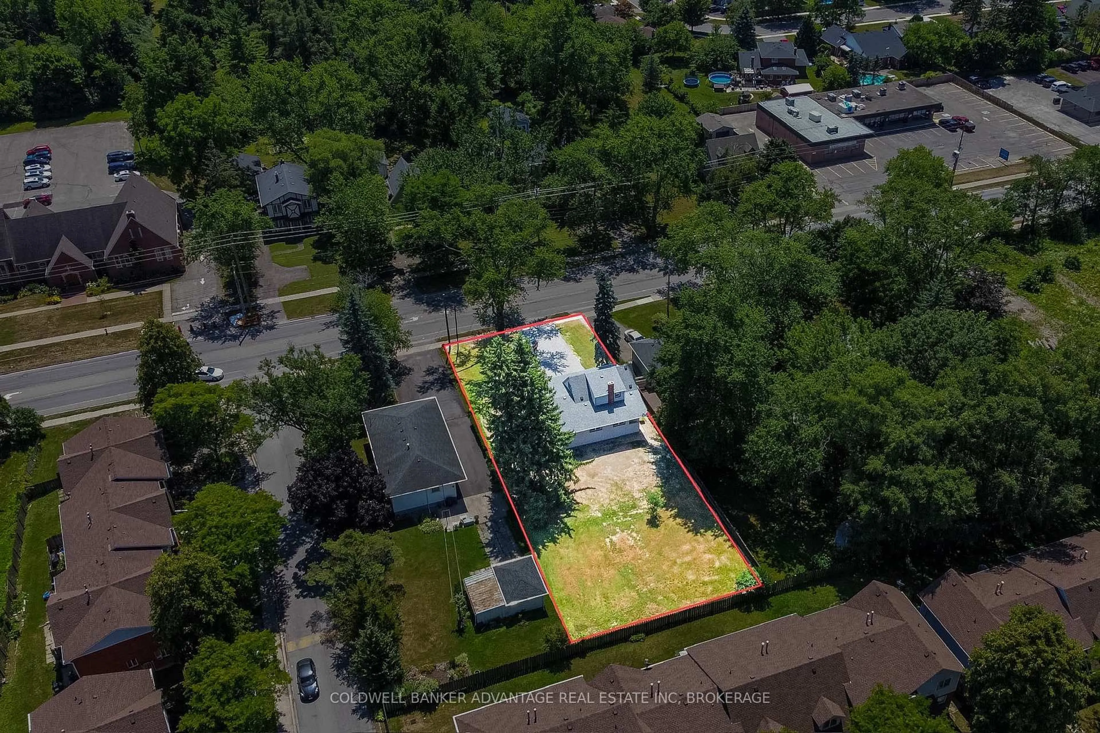 A pic from outside/outdoor area/front of a property/back of a property/a pic from drone, street for 378 Thorold Rd, Welland Ontario L3C 3W6