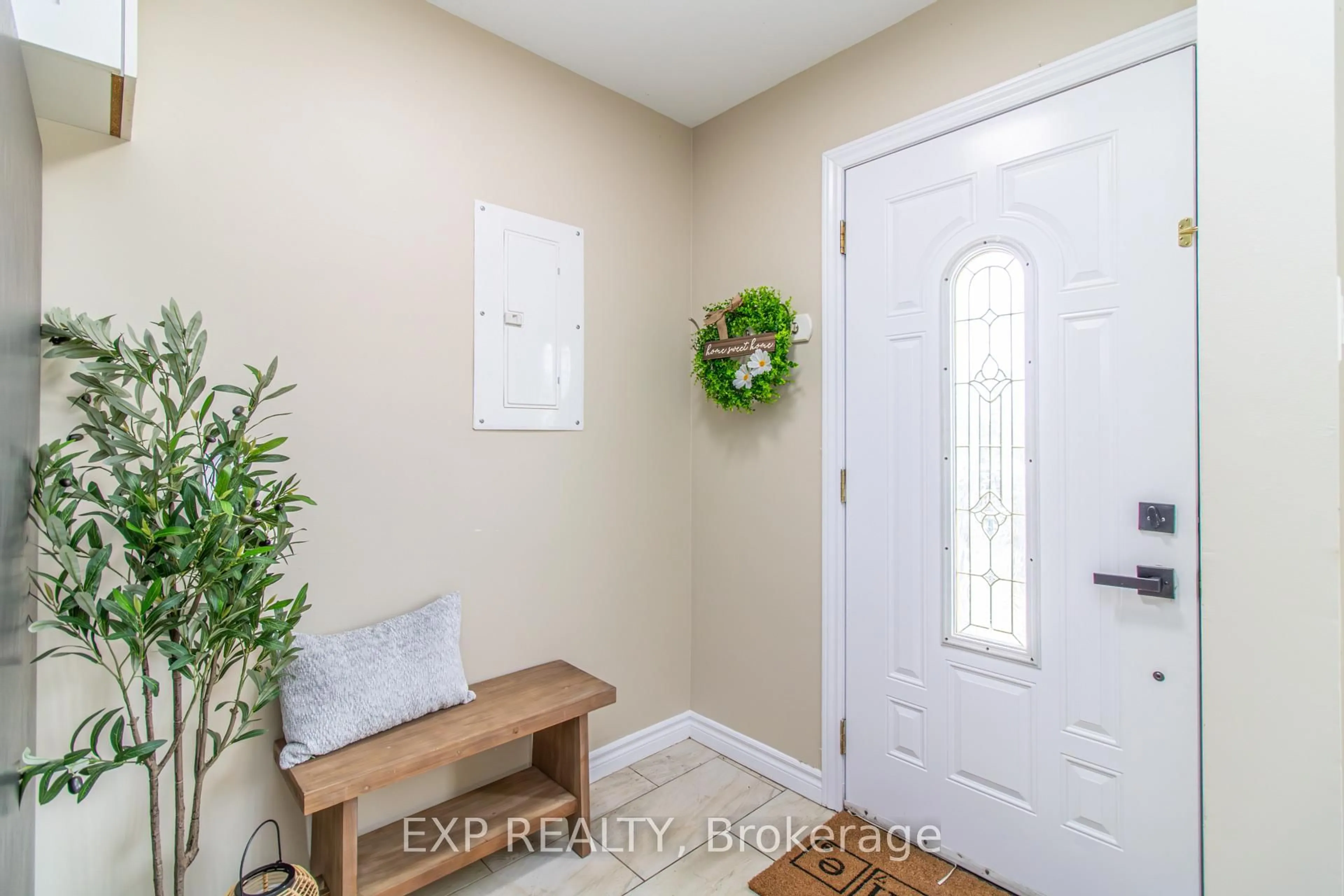Indoor entryway for 35 Hillsborough Cres, Kitchener Ontario N2E 1J5