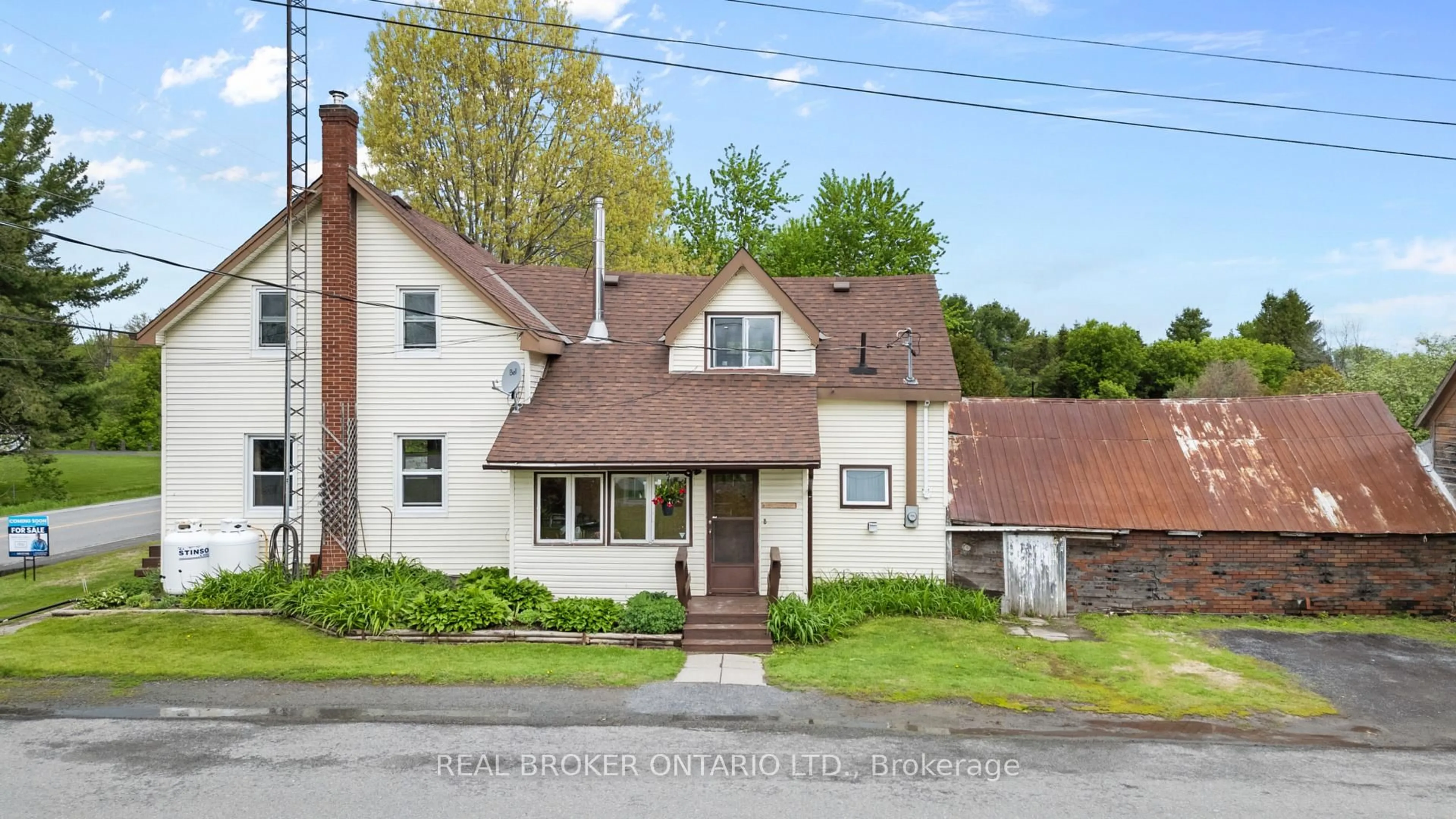 A pic from outside/outdoor area/front of a property/back of a property/a pic from drone, street for 10531 Kelso Street R.R.#2 St, North Dundas Ontario K0E 1S0