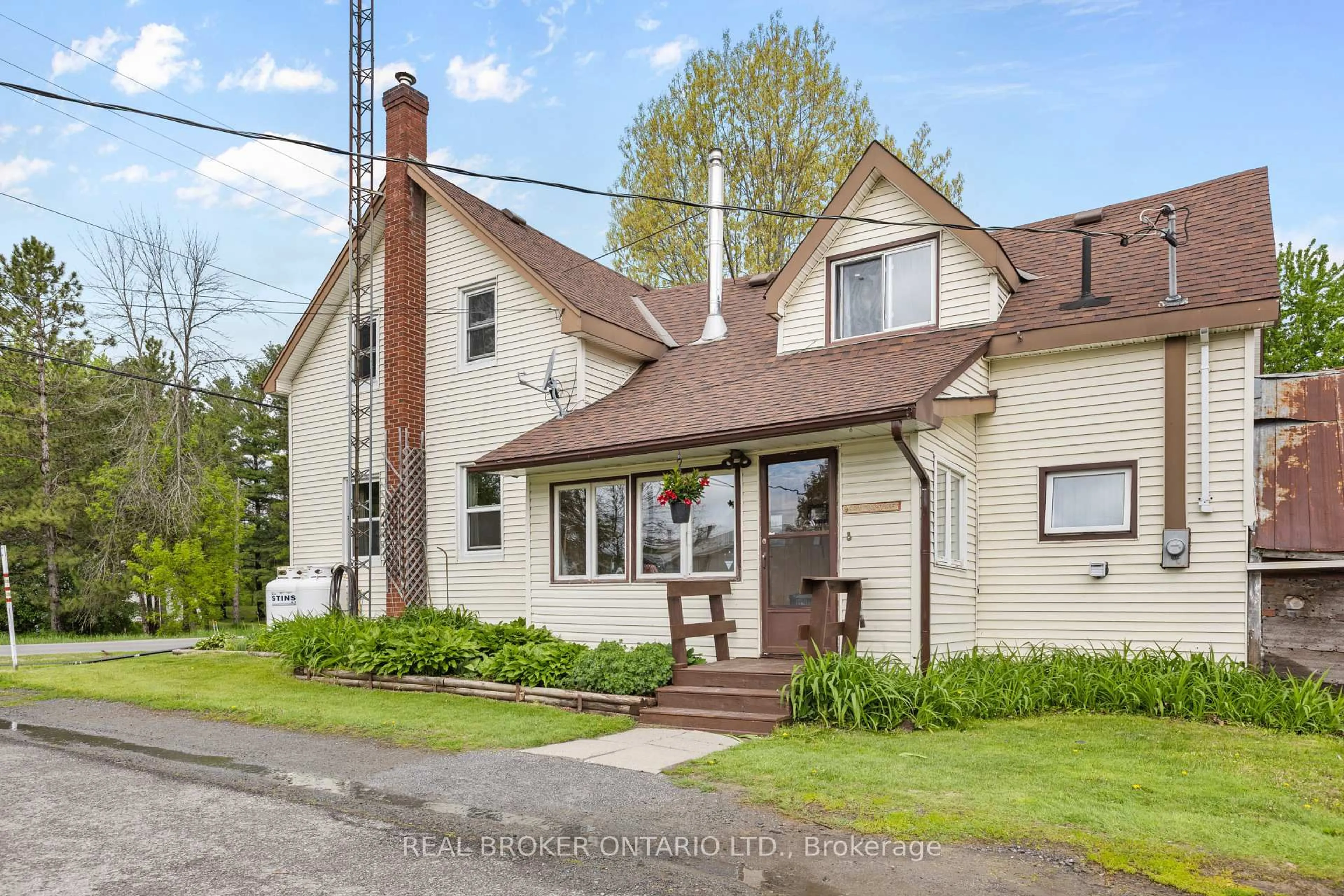 A pic from outside/outdoor area/front of a property/back of a property/a pic from drone, street for 10531 Kelso Street R.R.#2 St, North Dundas Ontario K0E 1S0