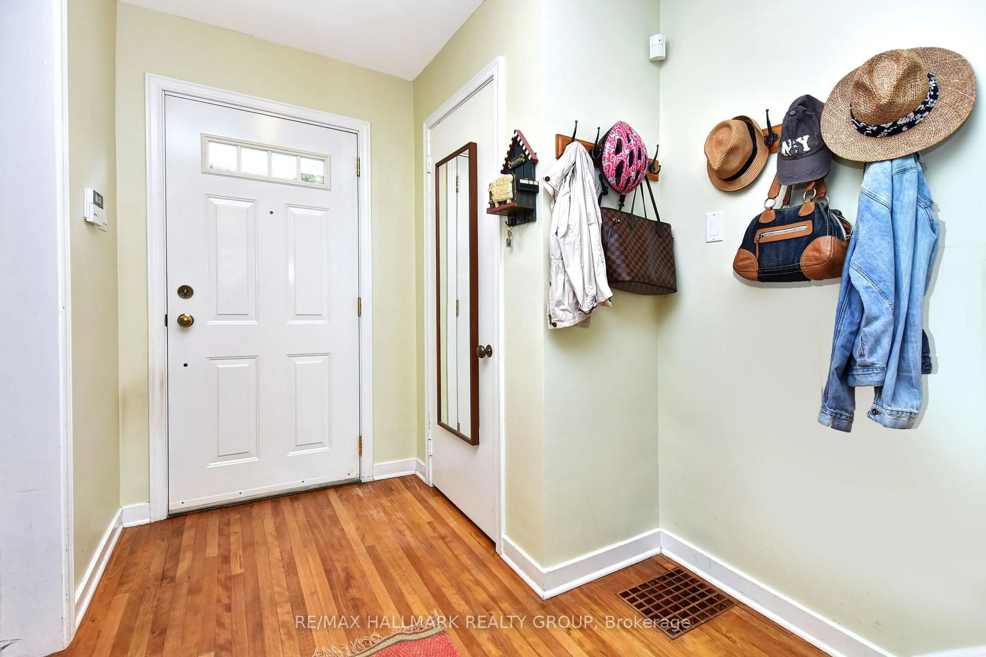 Indoor entryway for 32 Arundel Ave, Ottawa Ontario K1K 0B6